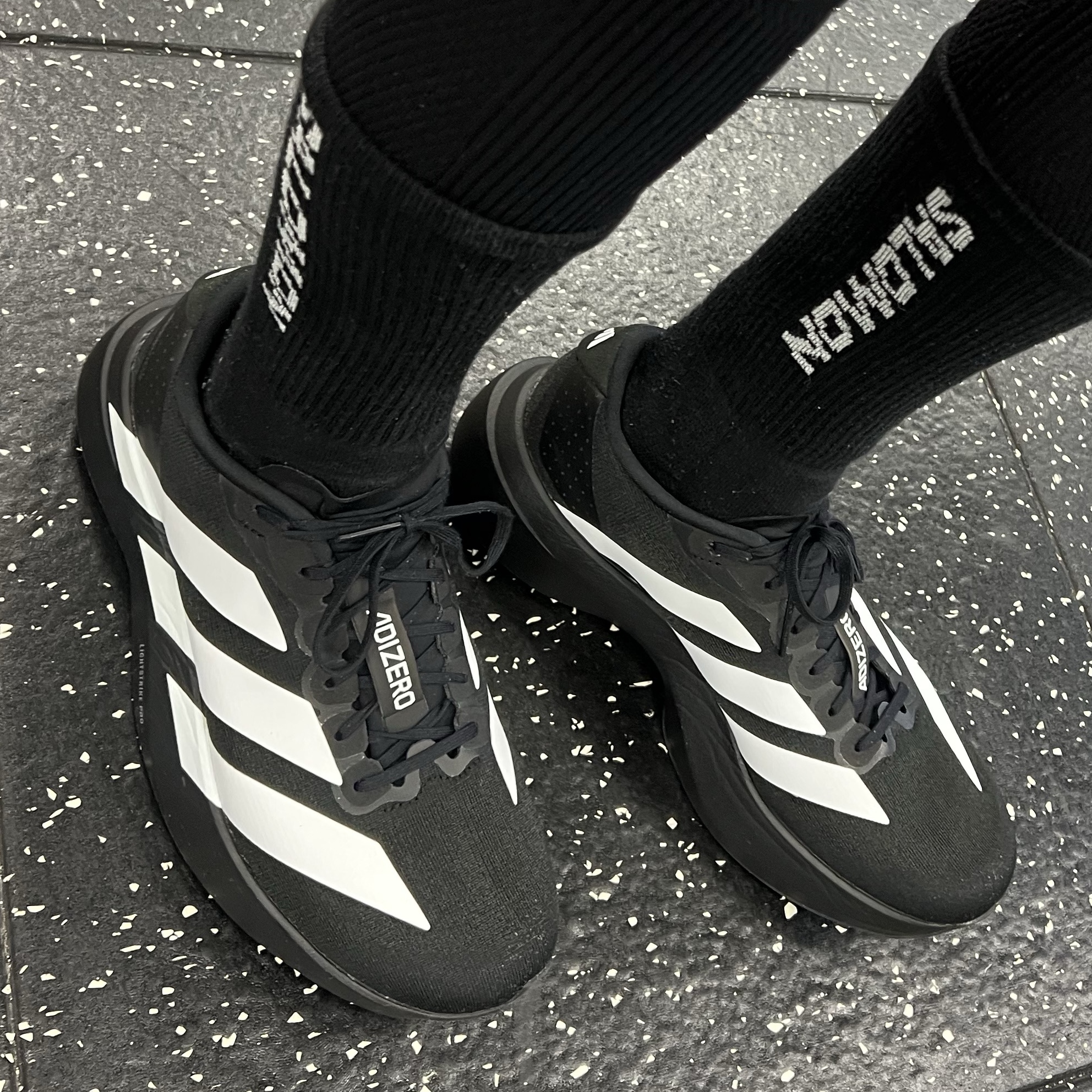Adidas Adizero EVO SL Core Black Cloud White 착용 스타일 - 2