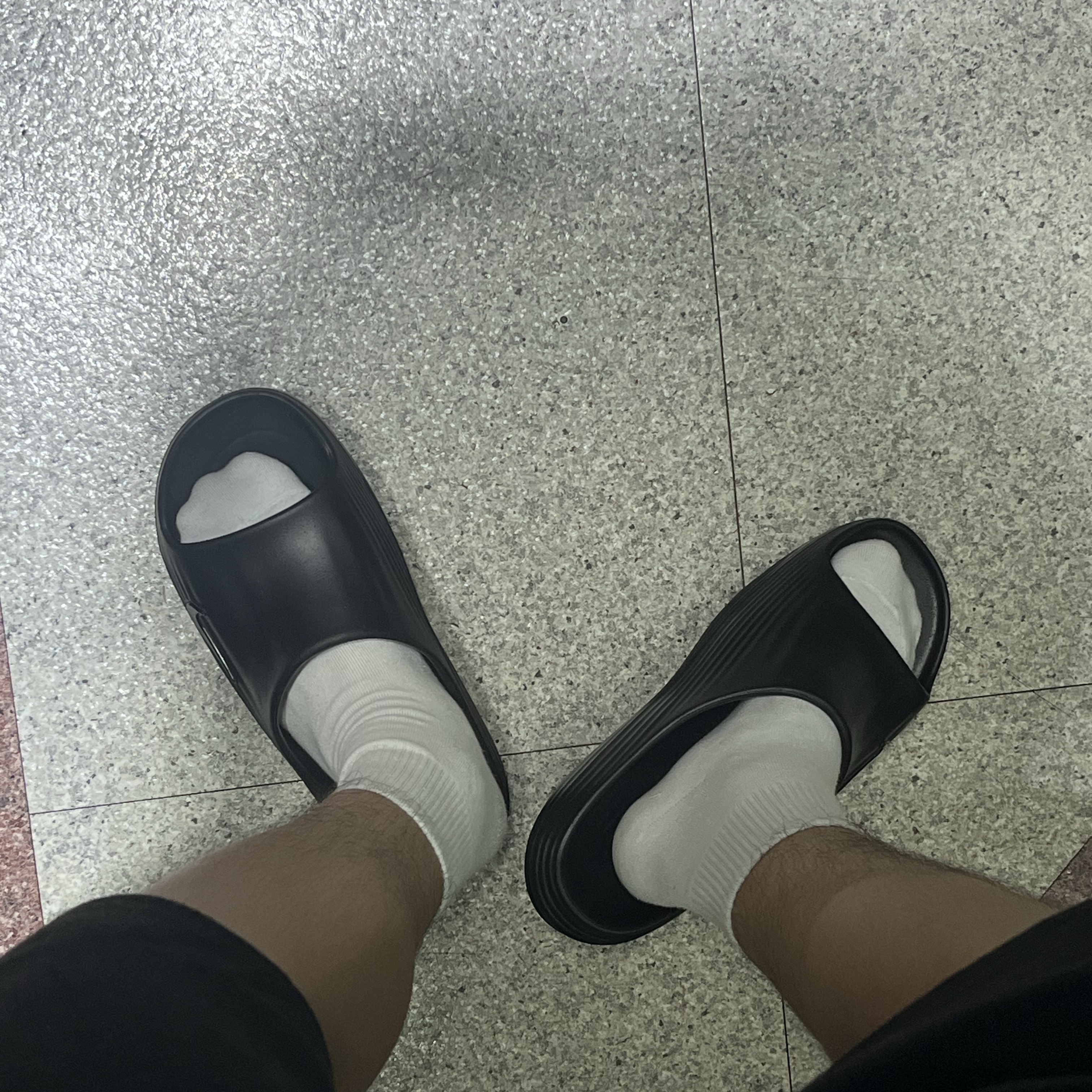 Nike ReactX Rejuven8 Slide Black 착용 스타일