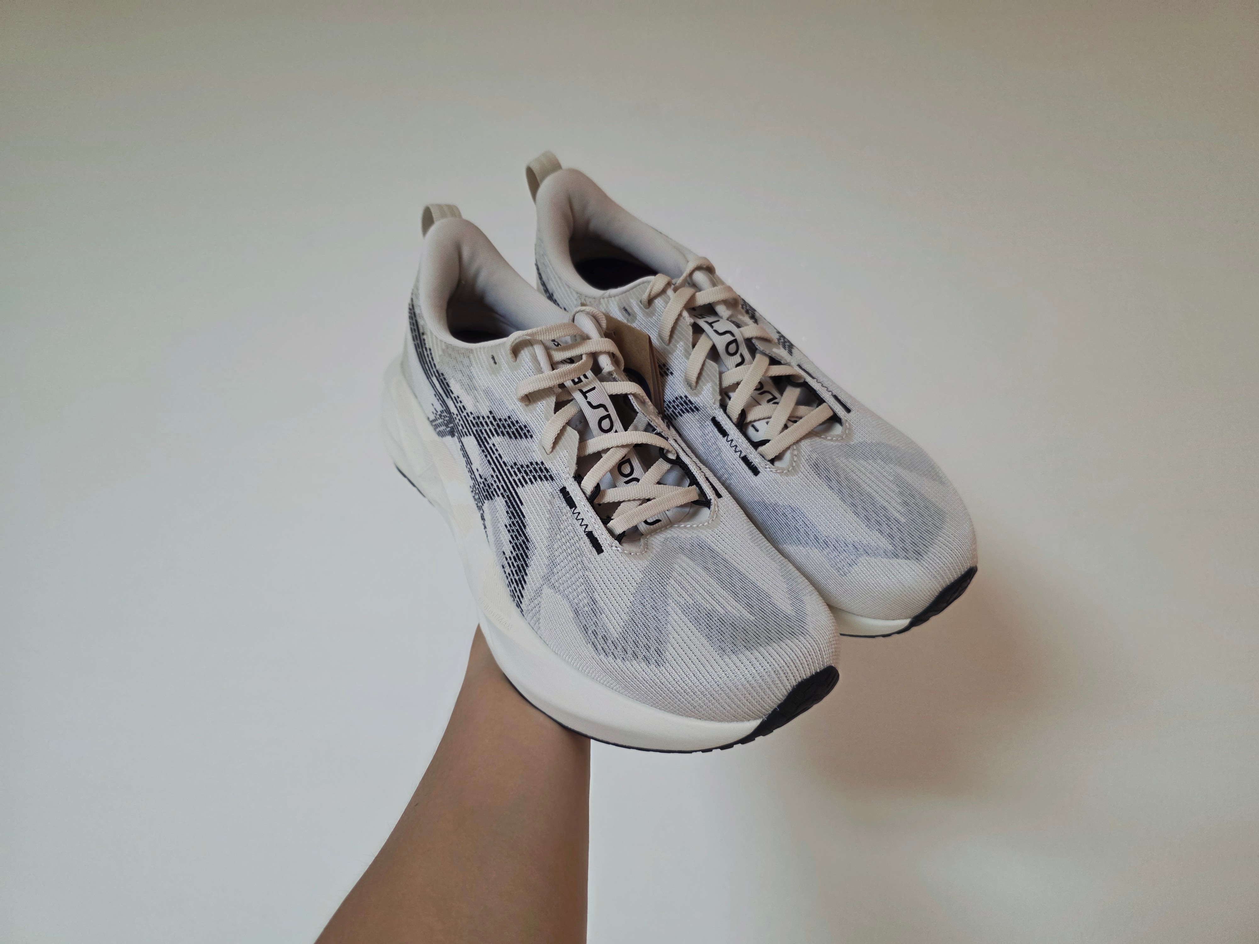 Asics Novablast 5 Oatmeal Black - D Standard 착용 스타일 - 1