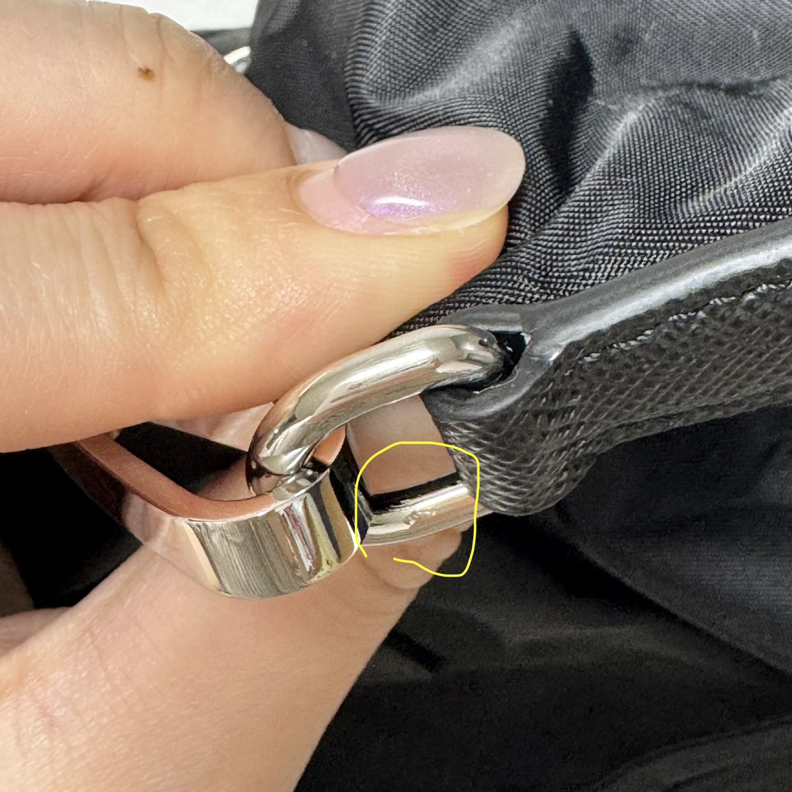 Prada Re-Nylon Medium Backpack Black 착용 스타일 - 2
