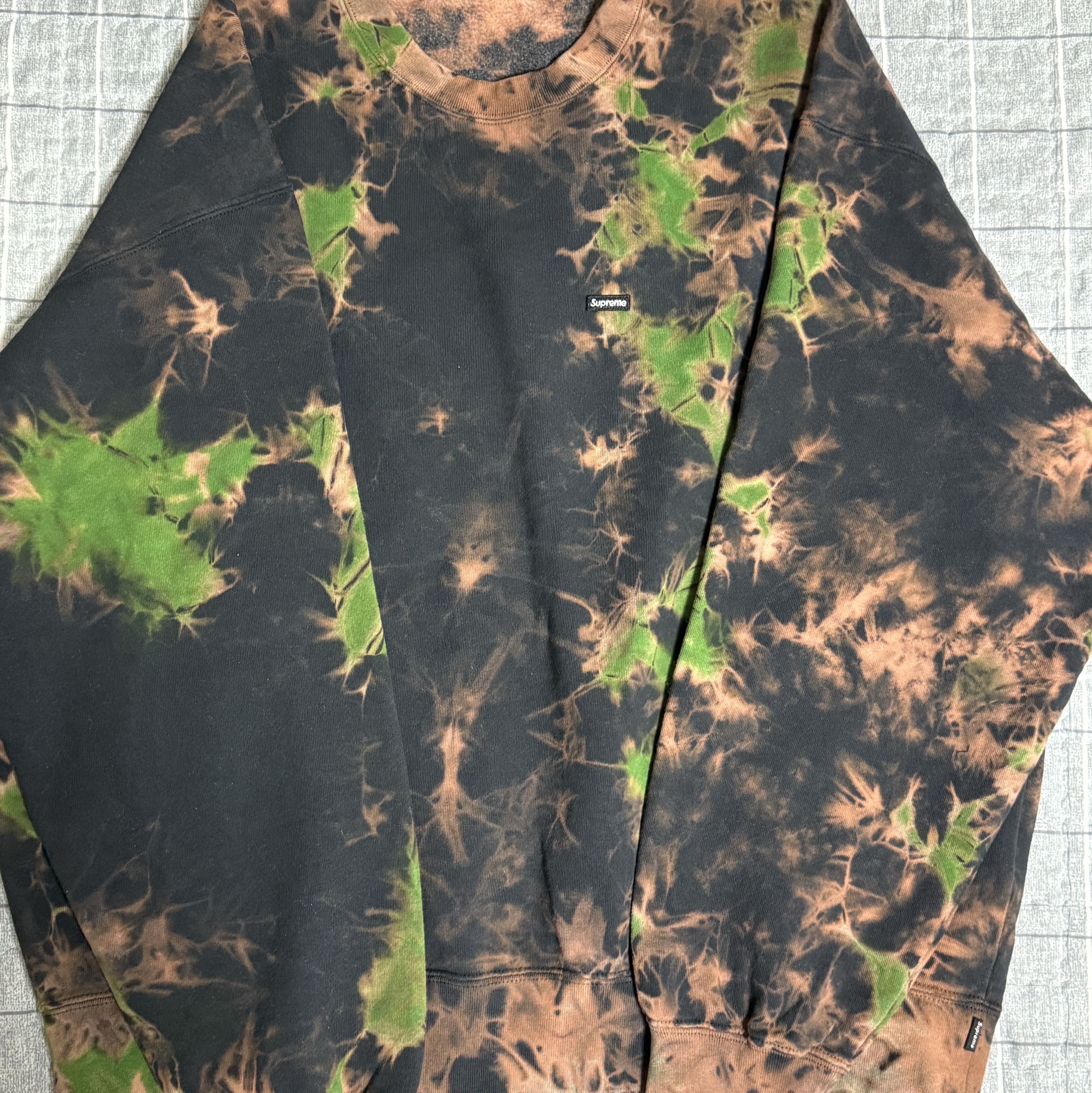Supreme Small Box Crewneck Multi Dyed - 25FW 착용 스타일