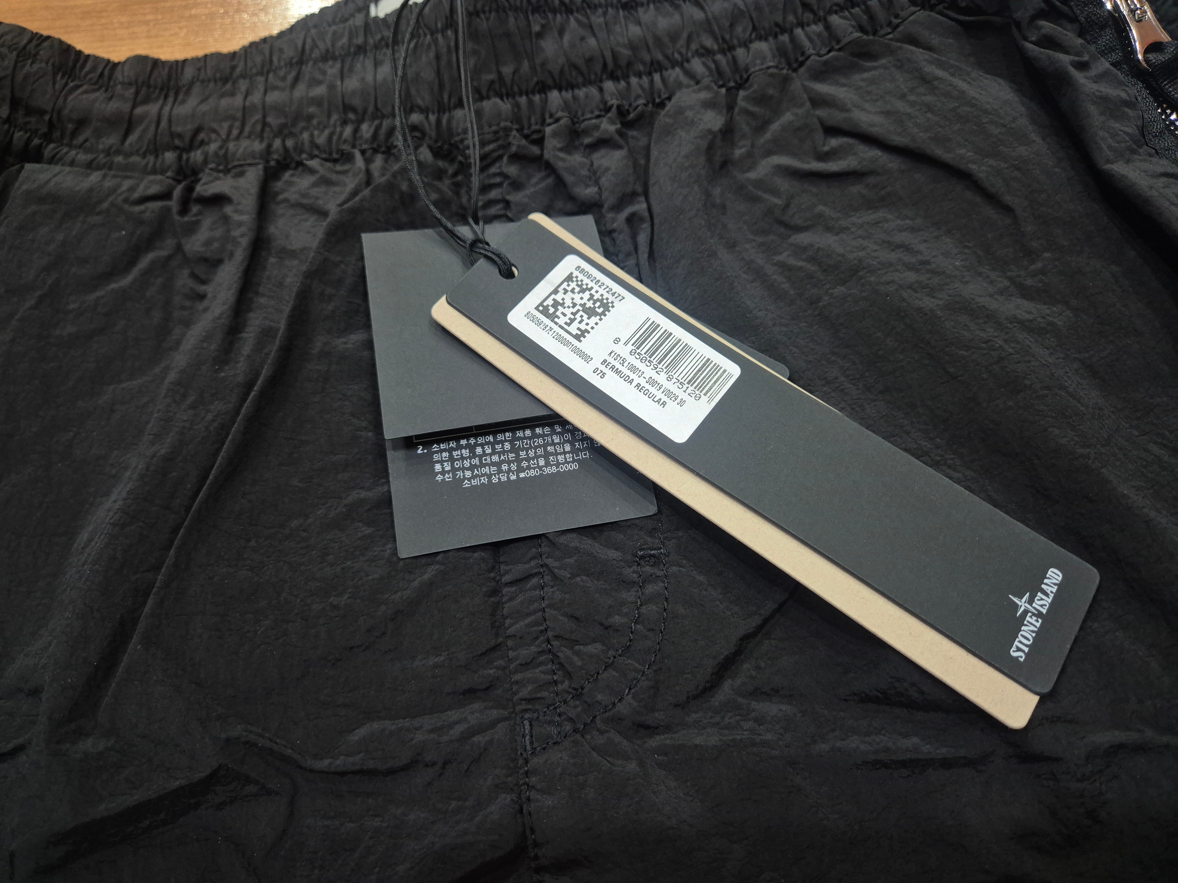 Stone Island L100013 Nylon Metal in Econyl Regular Fit Bermuda Shorts with Double Zip Pockets Black - 25SS, Stone Island L100013 Nylon Metal in Econyl Regular Fit Bermuda Shorts with Double Zip Pockets Pearl Grey - 25SS 착용 스타일 - 4