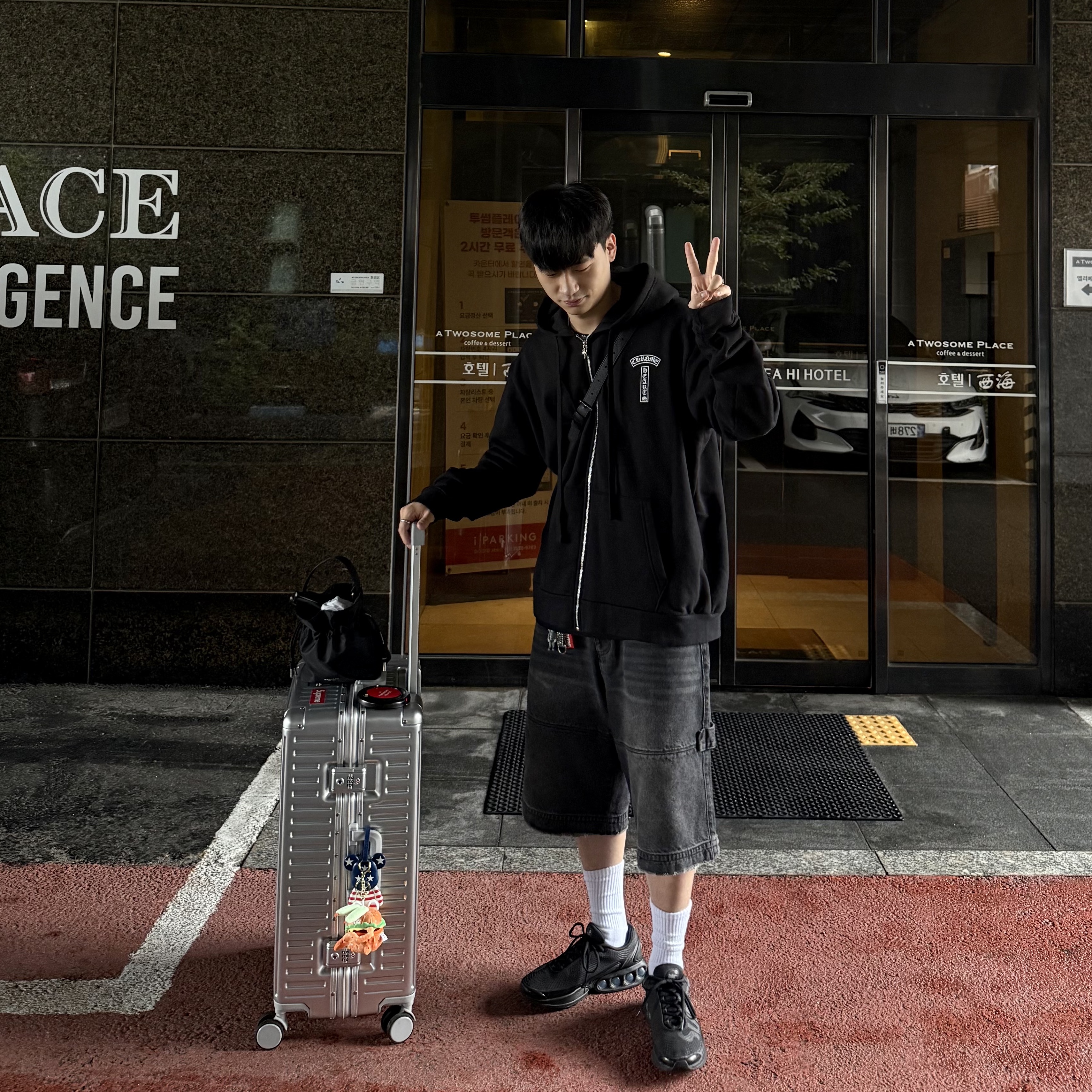 Chrome Hearts USA Script Logo Fleece Zip-Up Hoodie Black, ETCE Denim Bermuda Shorts Black 착용 스타일 - 1