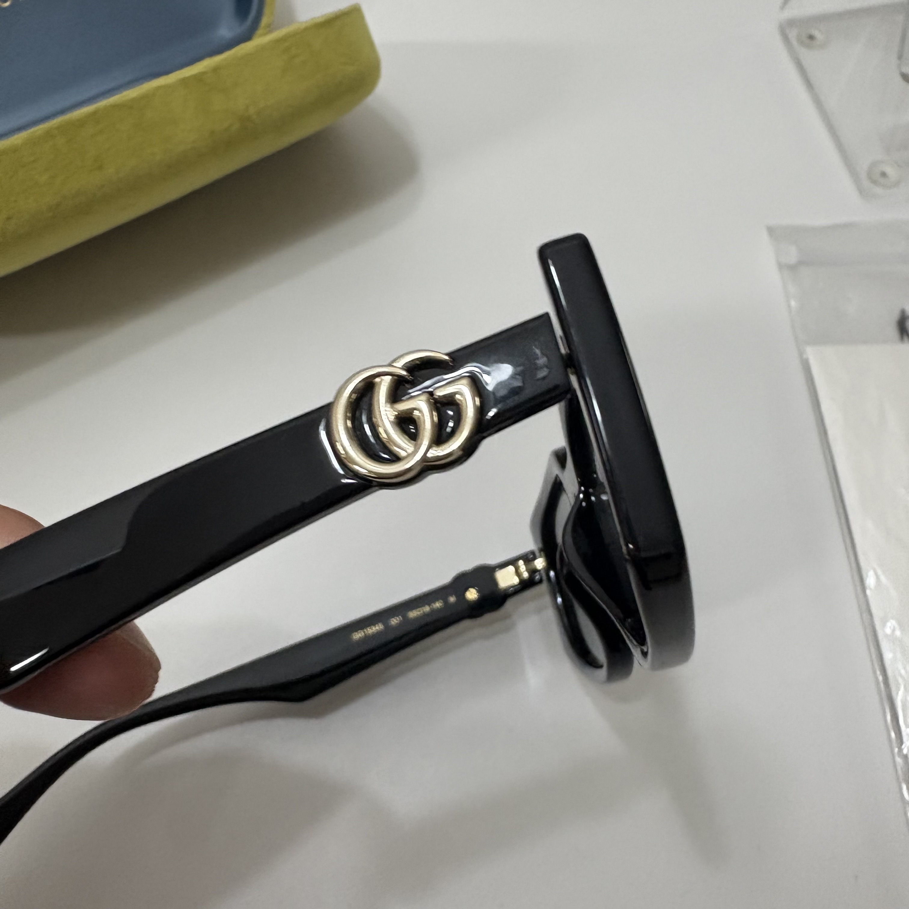 (W) Gucci Rectangular Frame Sunglasses Black Injection Frame 착용 스타일 - 3