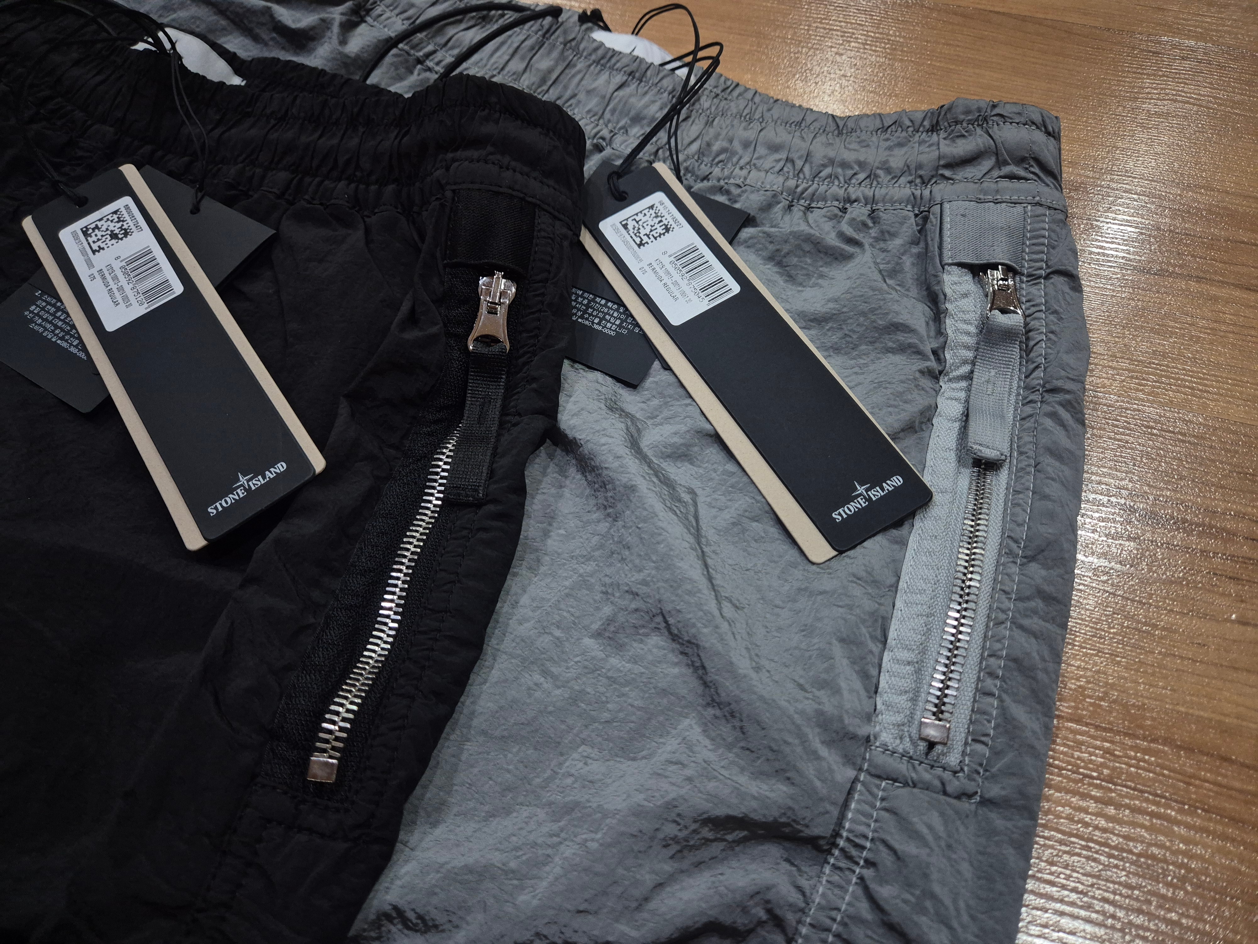 Stone Island L100013 Nylon Metal in Econyl Regular Fit Bermuda Shorts with Double Zip Pockets Black - 25SS, Stone Island L100013 Nylon Metal in Econyl Regular Fit Bermuda Shorts with Double Zip Pockets Pearl Grey - 25SS 착용 스타일 - 3