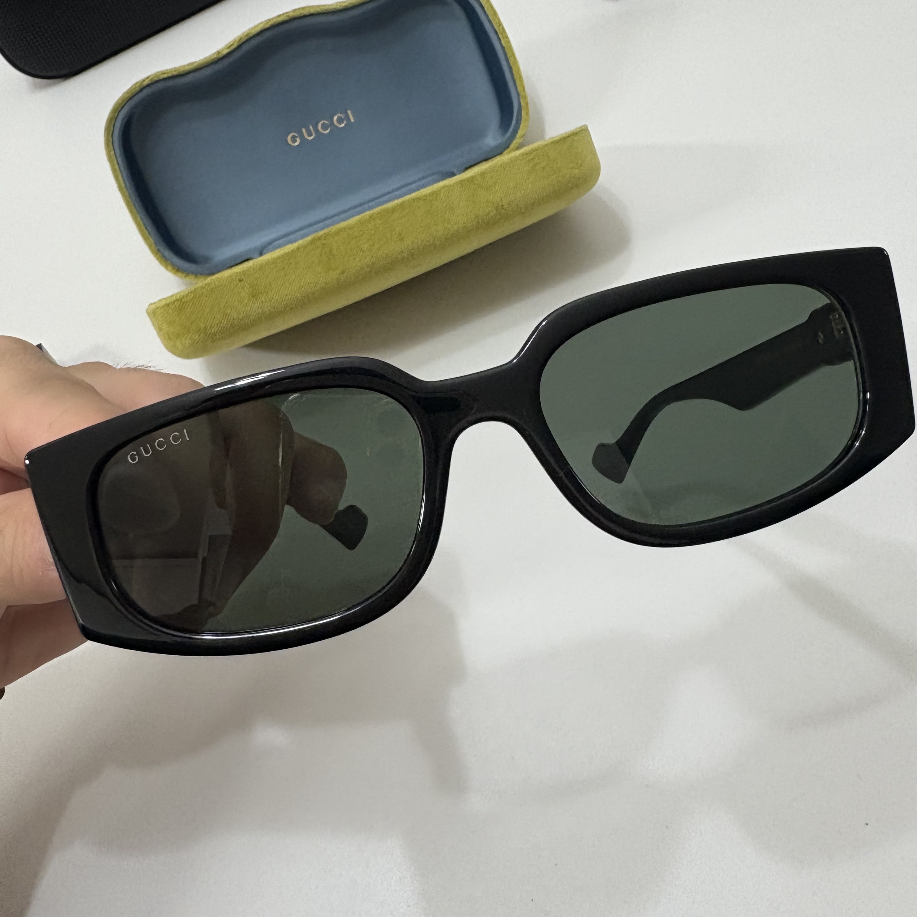 (W) Gucci Rectangular Frame Sunglasses Black Injection Frame 착용 스타일 - 1