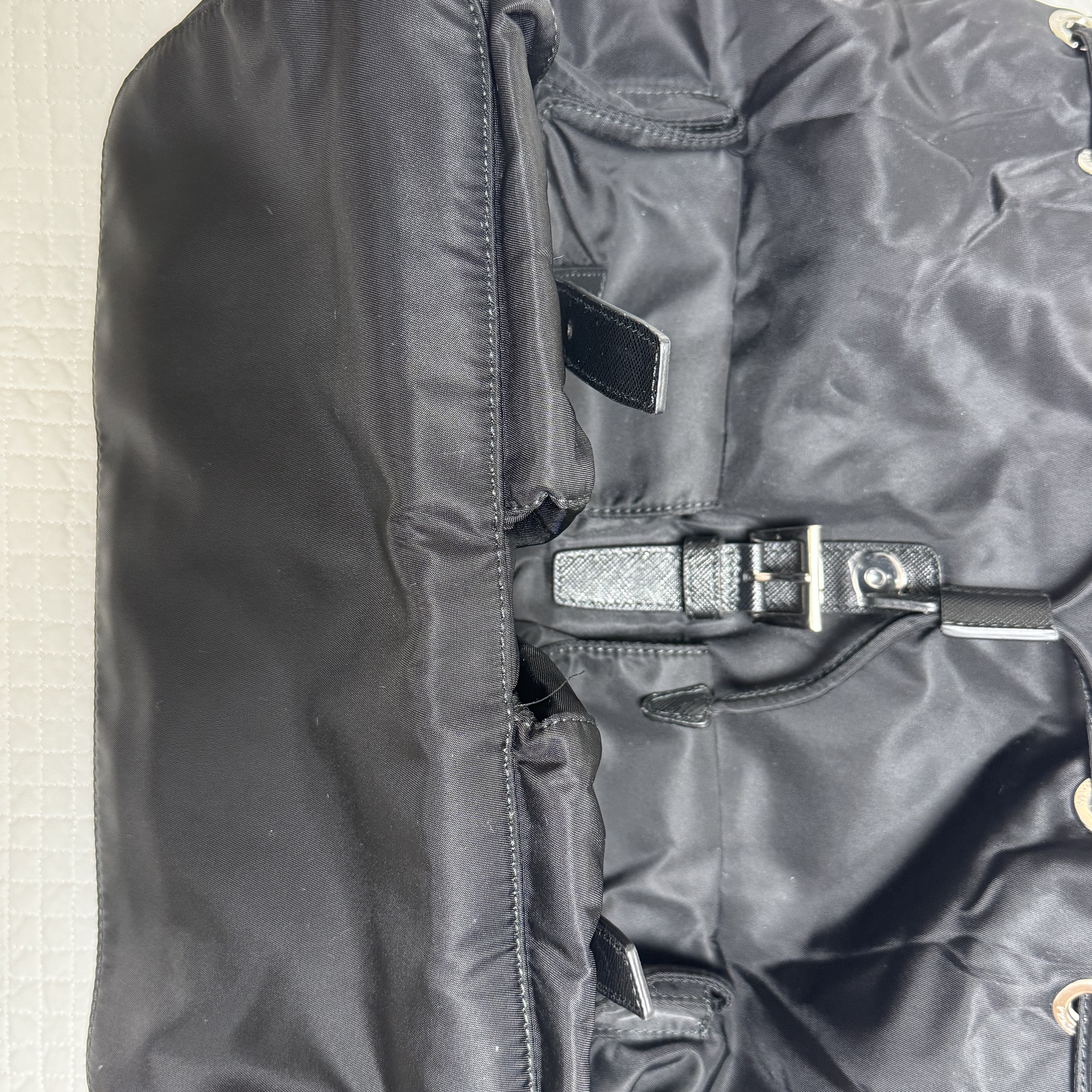 Prada Re-Nylon Medium Backpack Black 착용 스타일 - 5