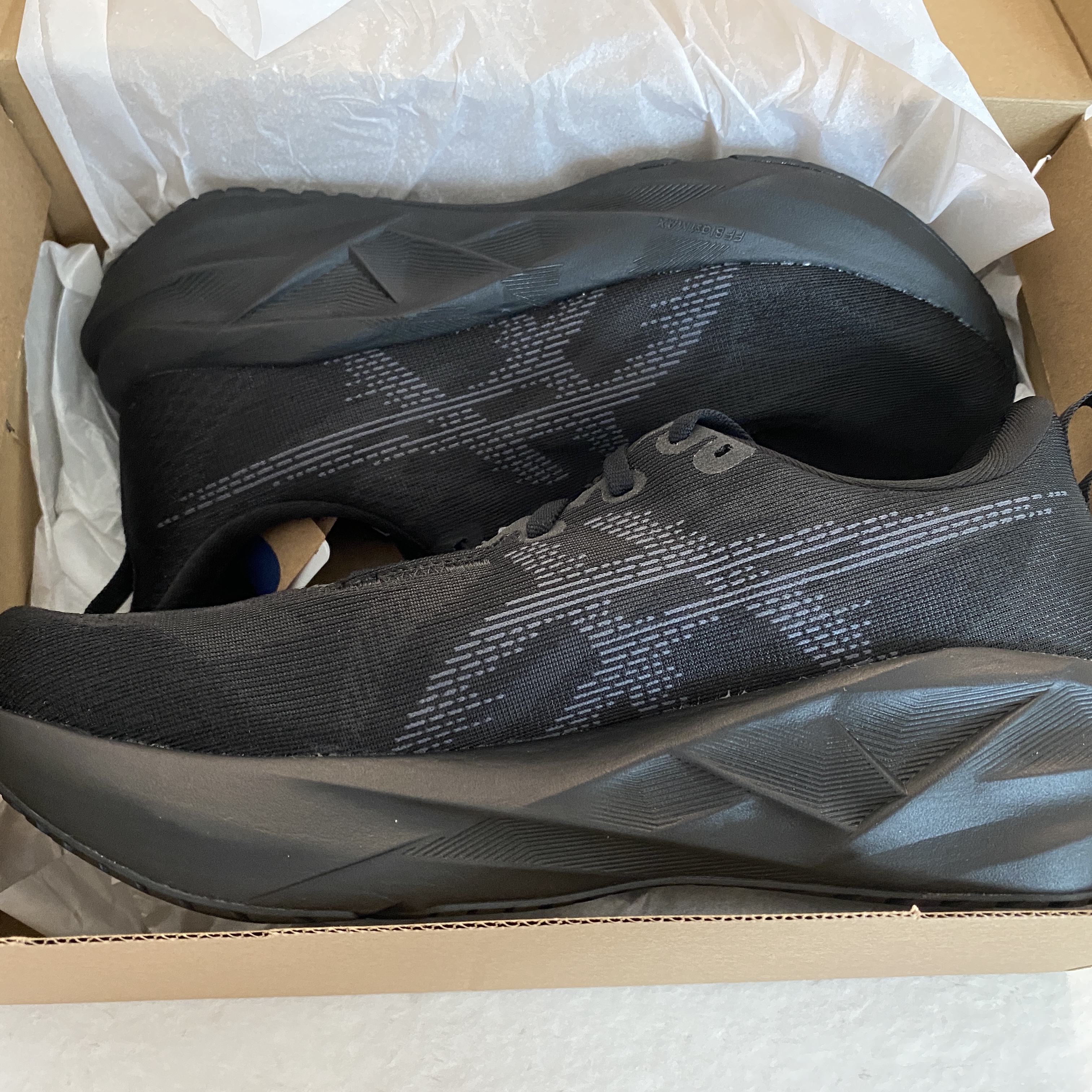 Asics Novablast 5 Black Carrier Grey - 2E Wide 착용 스타일 - 6