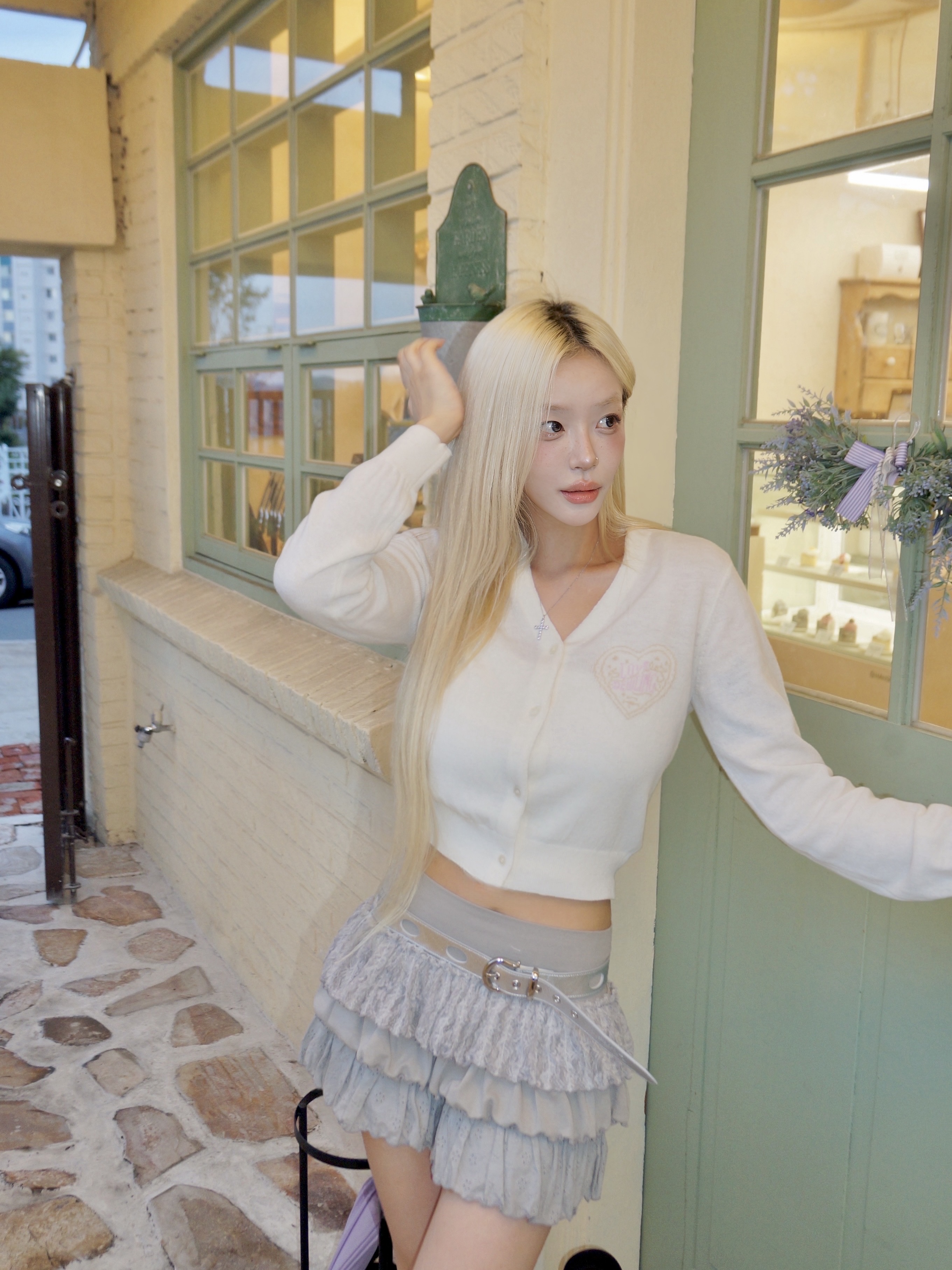 NUMBERING #3729 Round Brilliant Gradient Cross Necklace White 착용 스타일 - 3