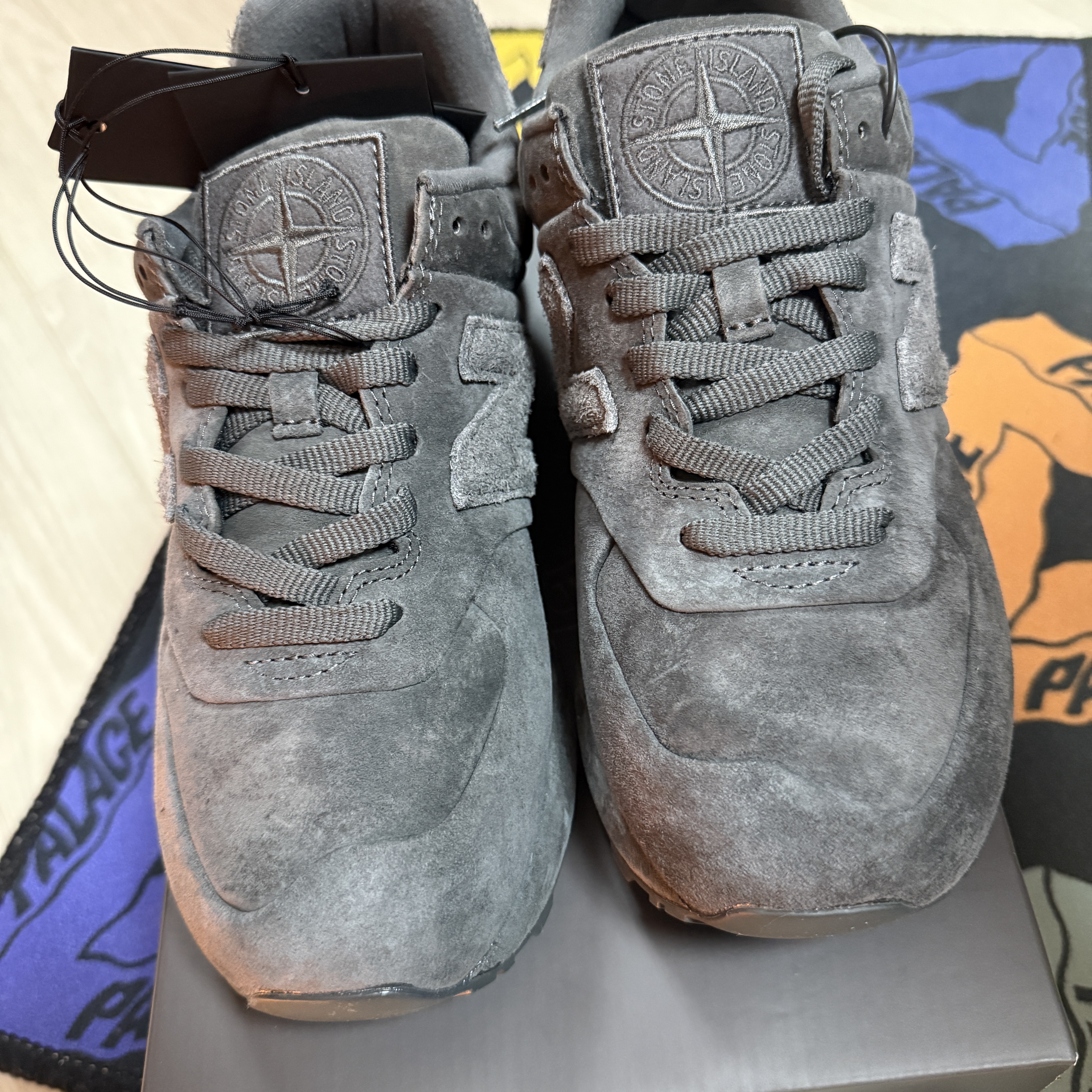 New Balance x Stone Island 574 Ghost Dark Grey 착용 스타일 - 3