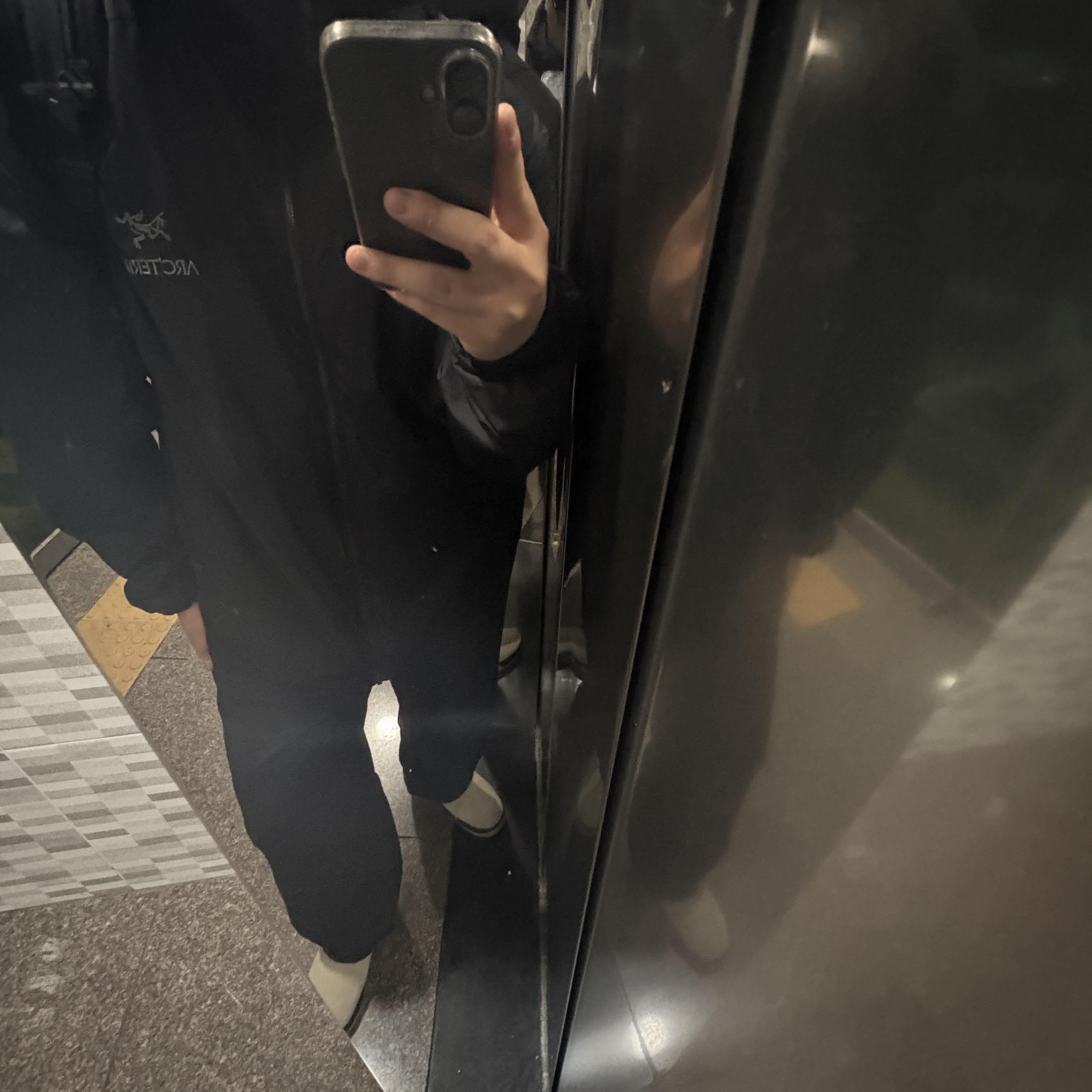 Arc'teryx Atom Hoody Black, Nike ACG Rufus Limestone and Black 착용 스타일