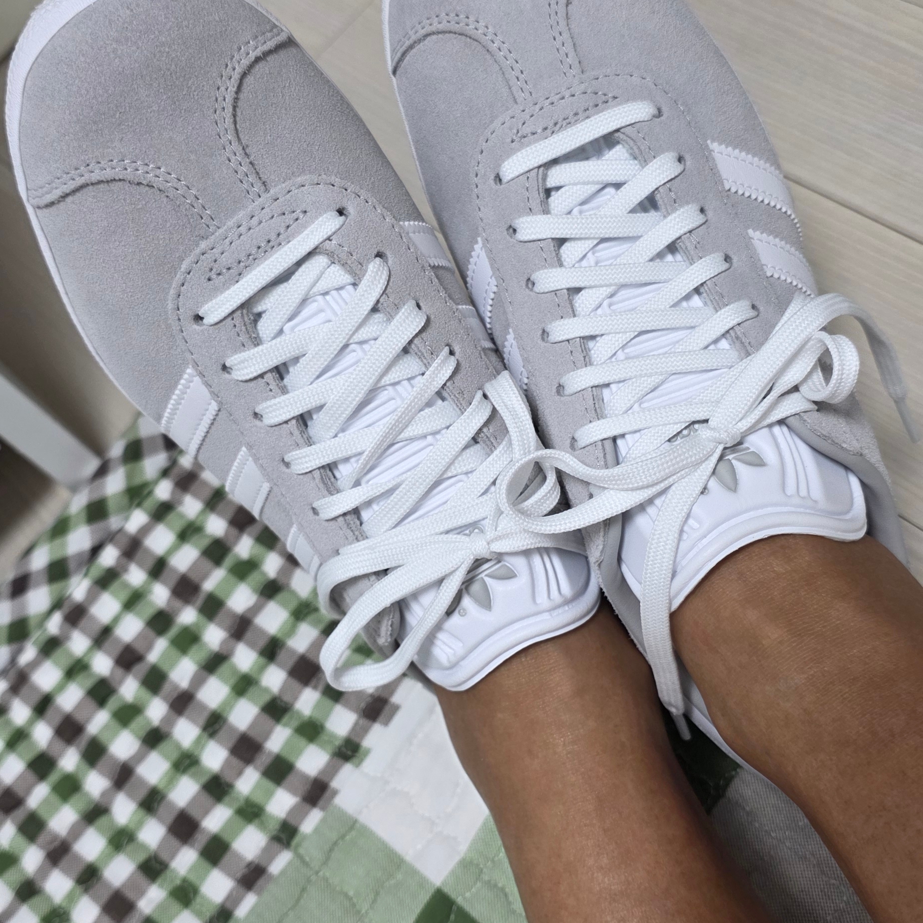 (W) Adidas Gazelle Grey Two White 착용 스타일 - 2