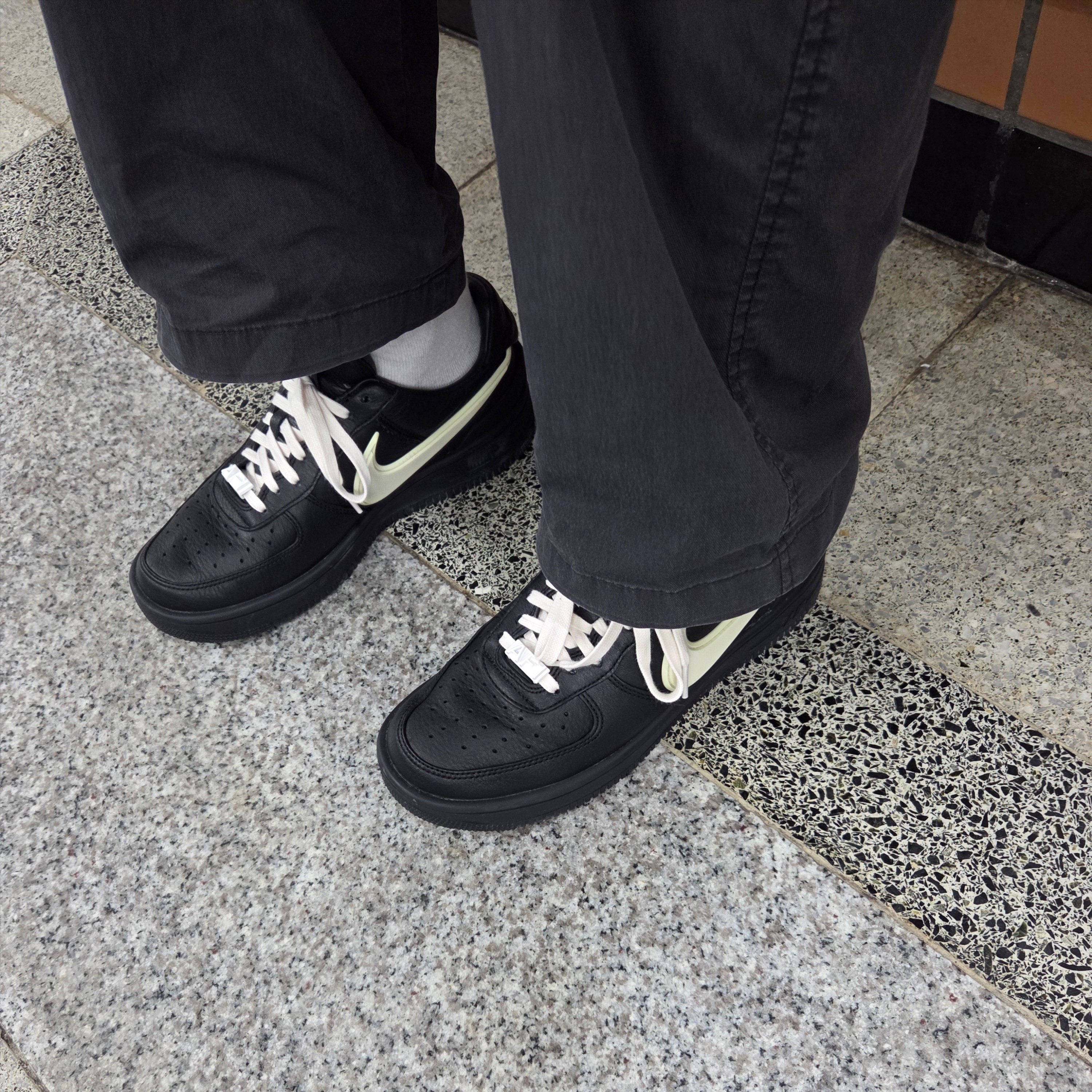 Nike x Ambush Air Force 1 Low SP Black 착용 스타일 - 3