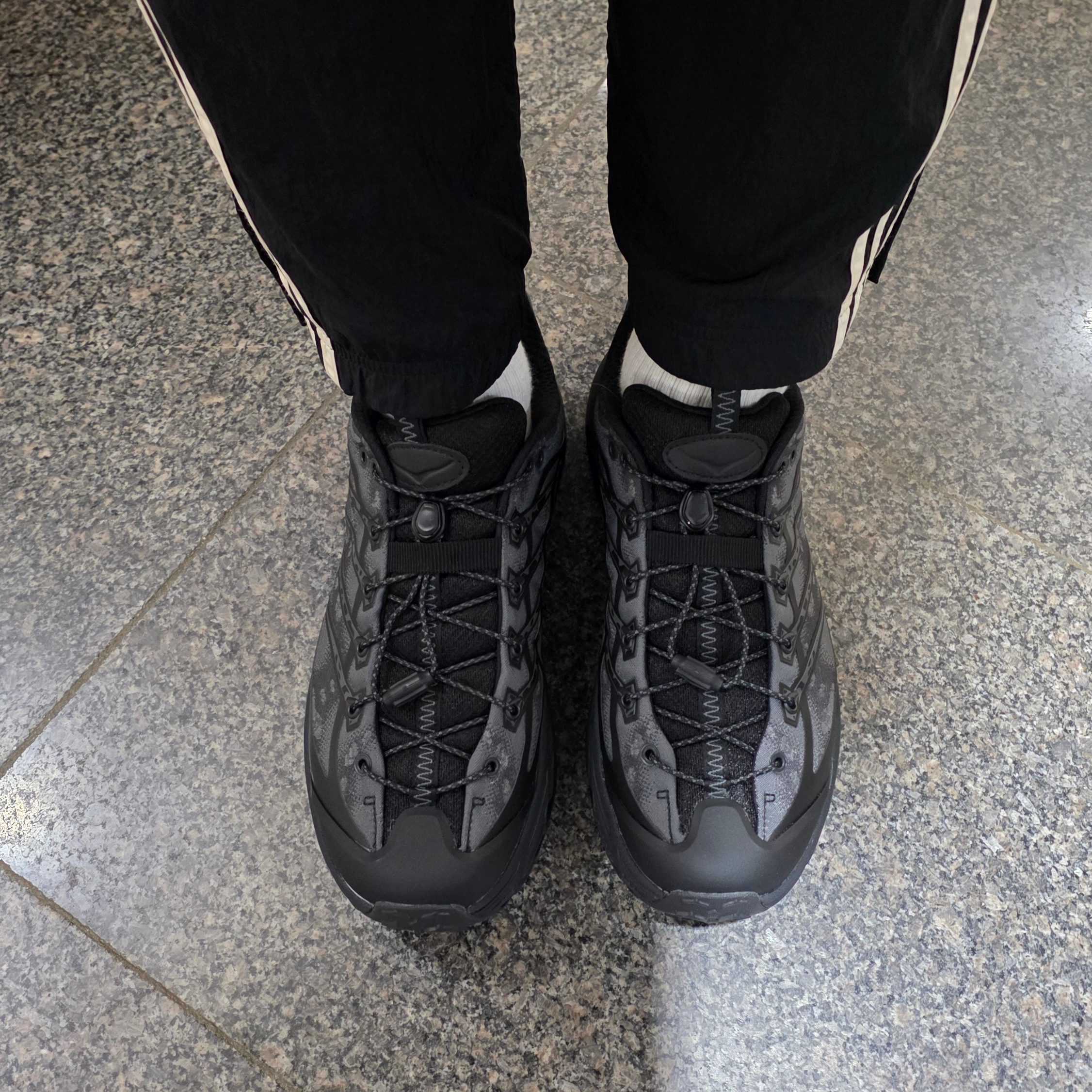 Hoka Mafate Three2 Tech Stealth Black 착용 스타일 - 1
