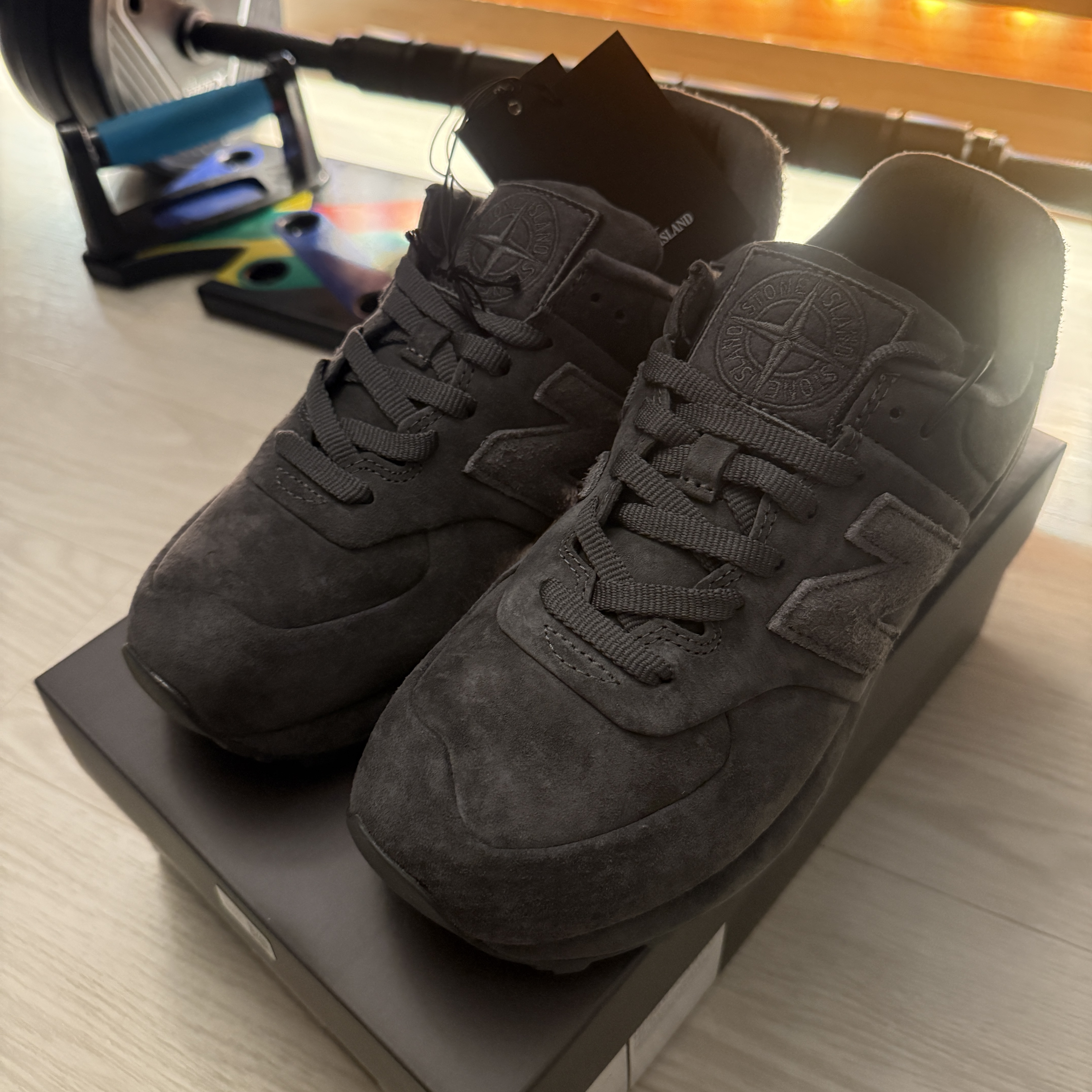 New Balance x Stone Island 574 Ghost Dark Grey 착용 스타일 - 1
