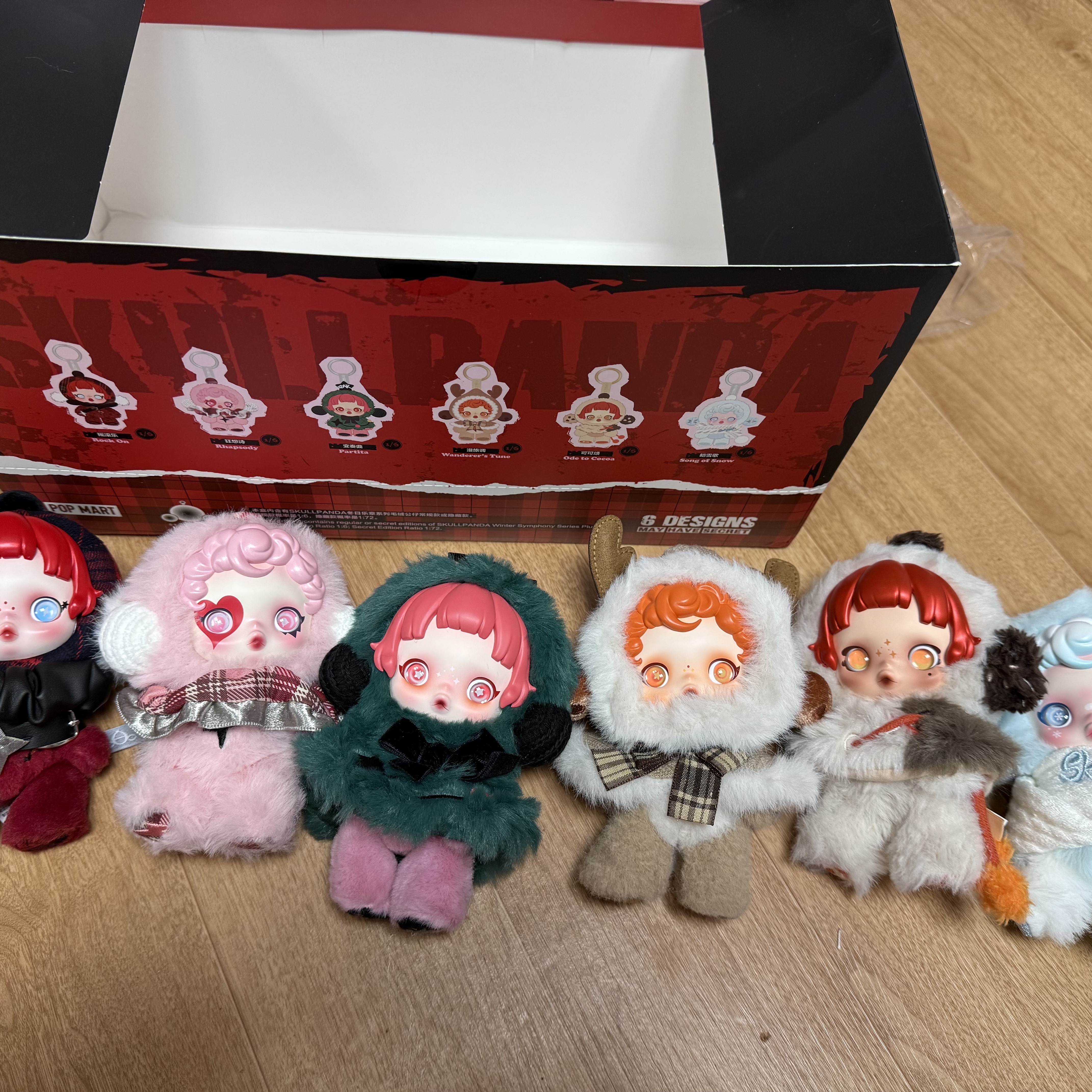 Pop Mart Skullpanda Winter Symphony Series Keyring Sealed Case (6 Blind Boxes) 착용 스타일