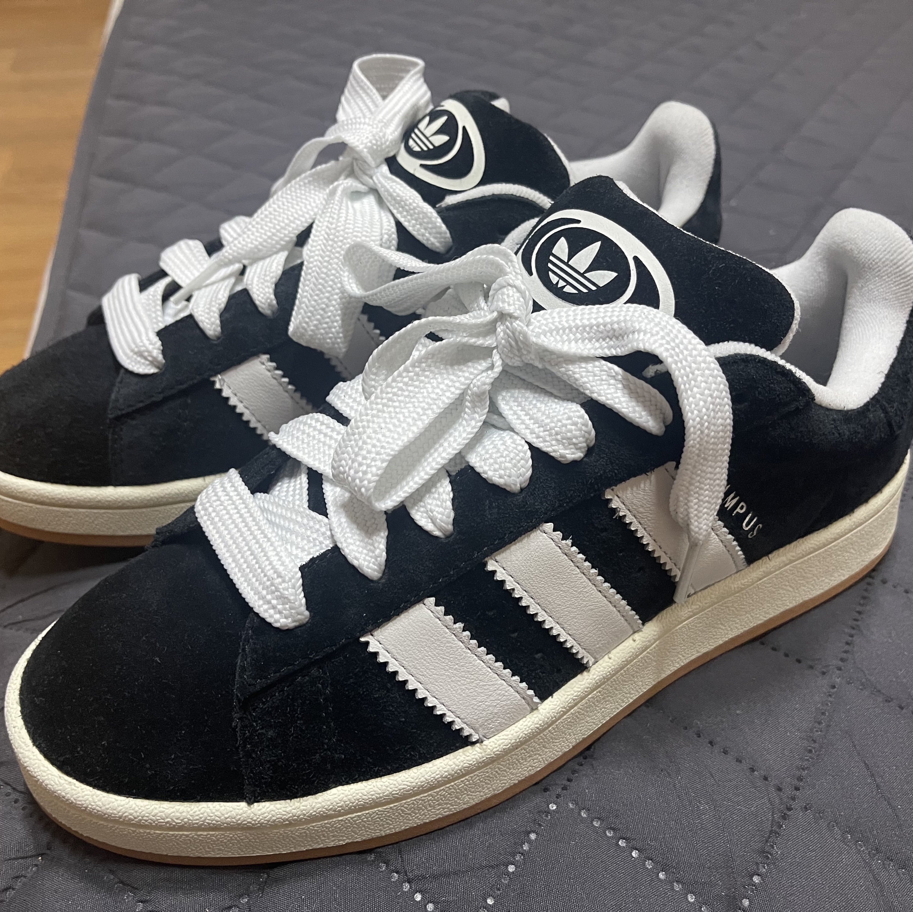 Adidas Campus 00s Core Black Cloud White 착용 스타일 - 1