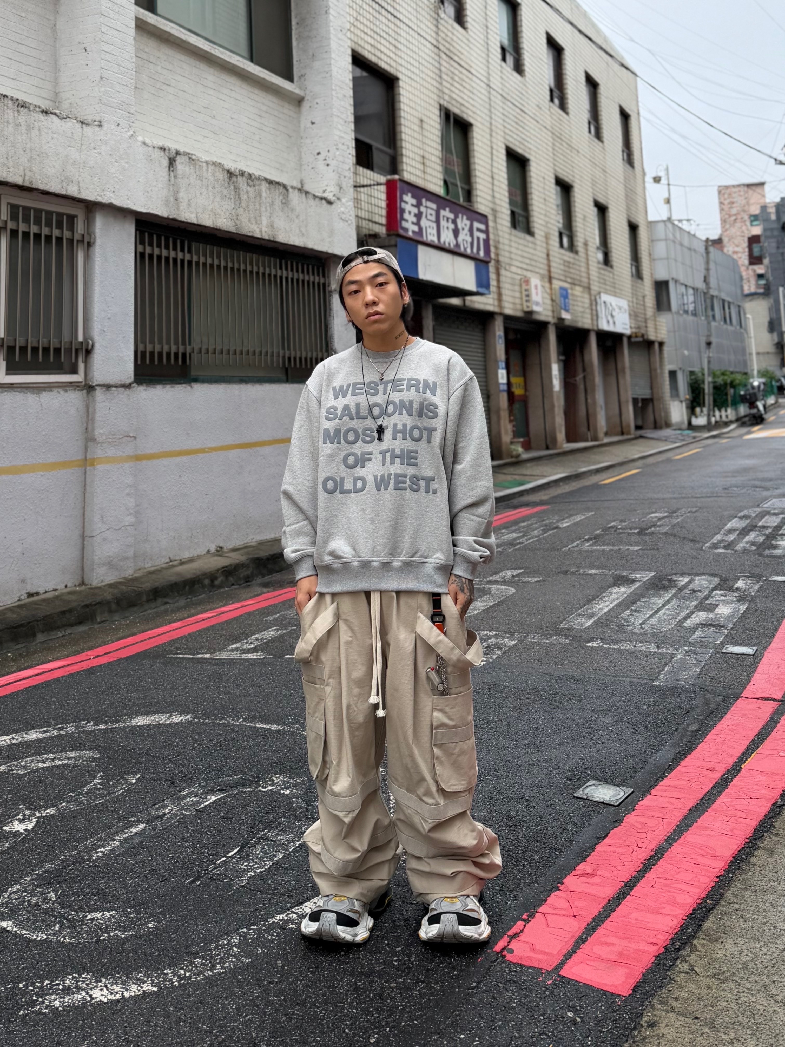 [KREAM 단독] Thevinylhouse Old West Typo Sweatshirt Grey, Wapworks Hard Knocks Cargo Pants Dune 착용 스타일 - 4