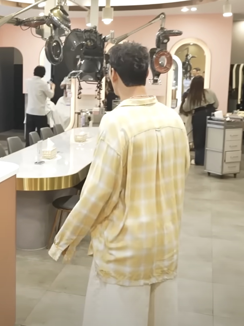 Hommless Rayon Open Collar Check Shirts Yellow 착용 스타일