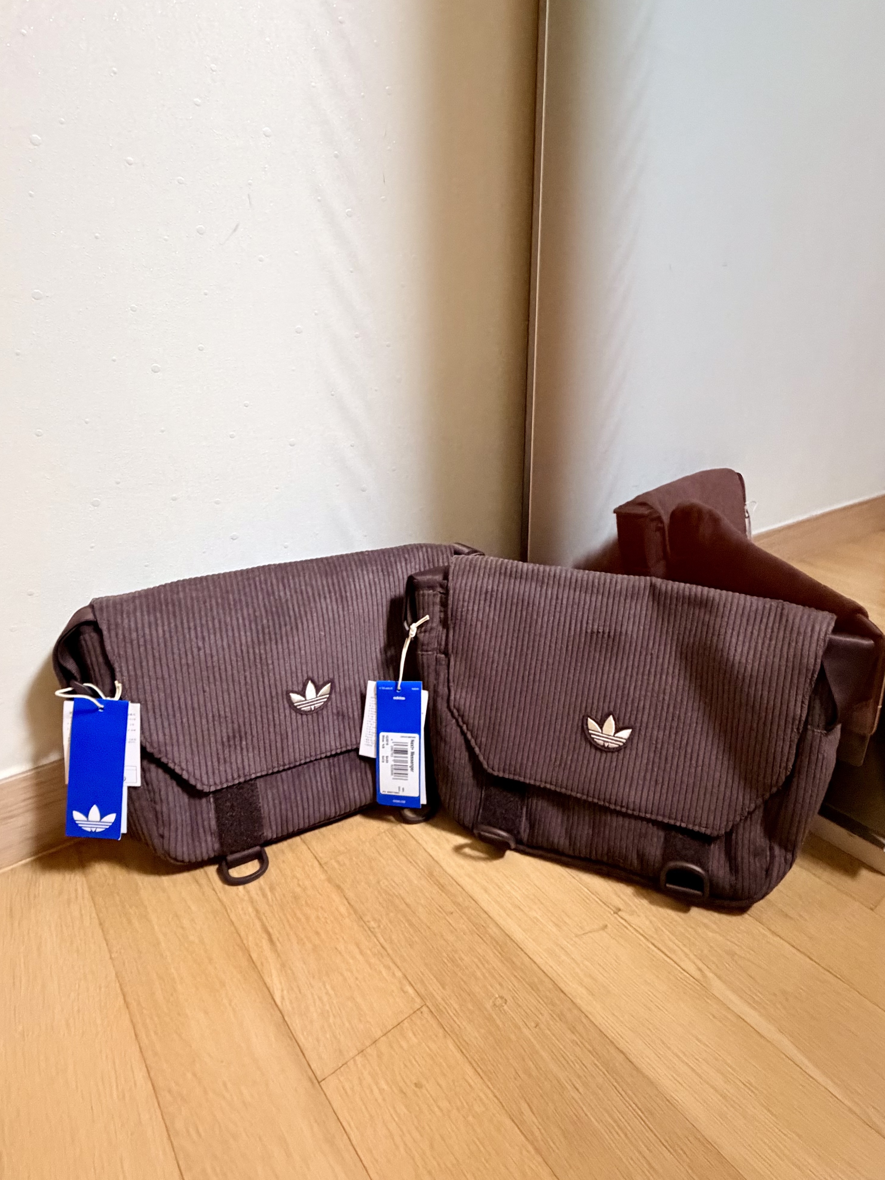 Adidas NEXT+ Corduroy Messenger Bag Shadow Brown 착용 스타일