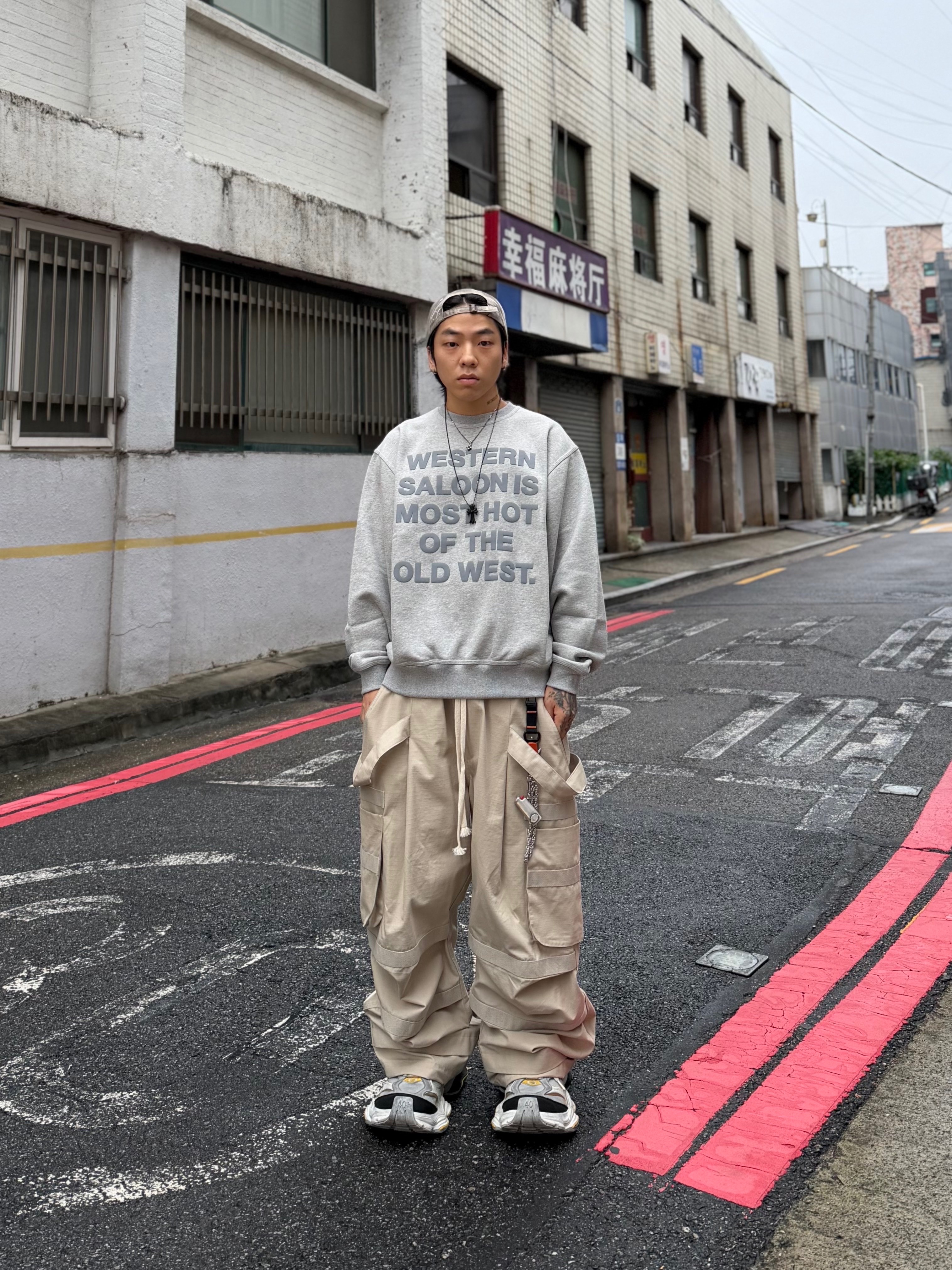[KREAM 단독] Thevinylhouse Old West Typo Sweatshirt Grey, Wapworks Hard Knocks Cargo Pants Dune 착용 스타일 - 2