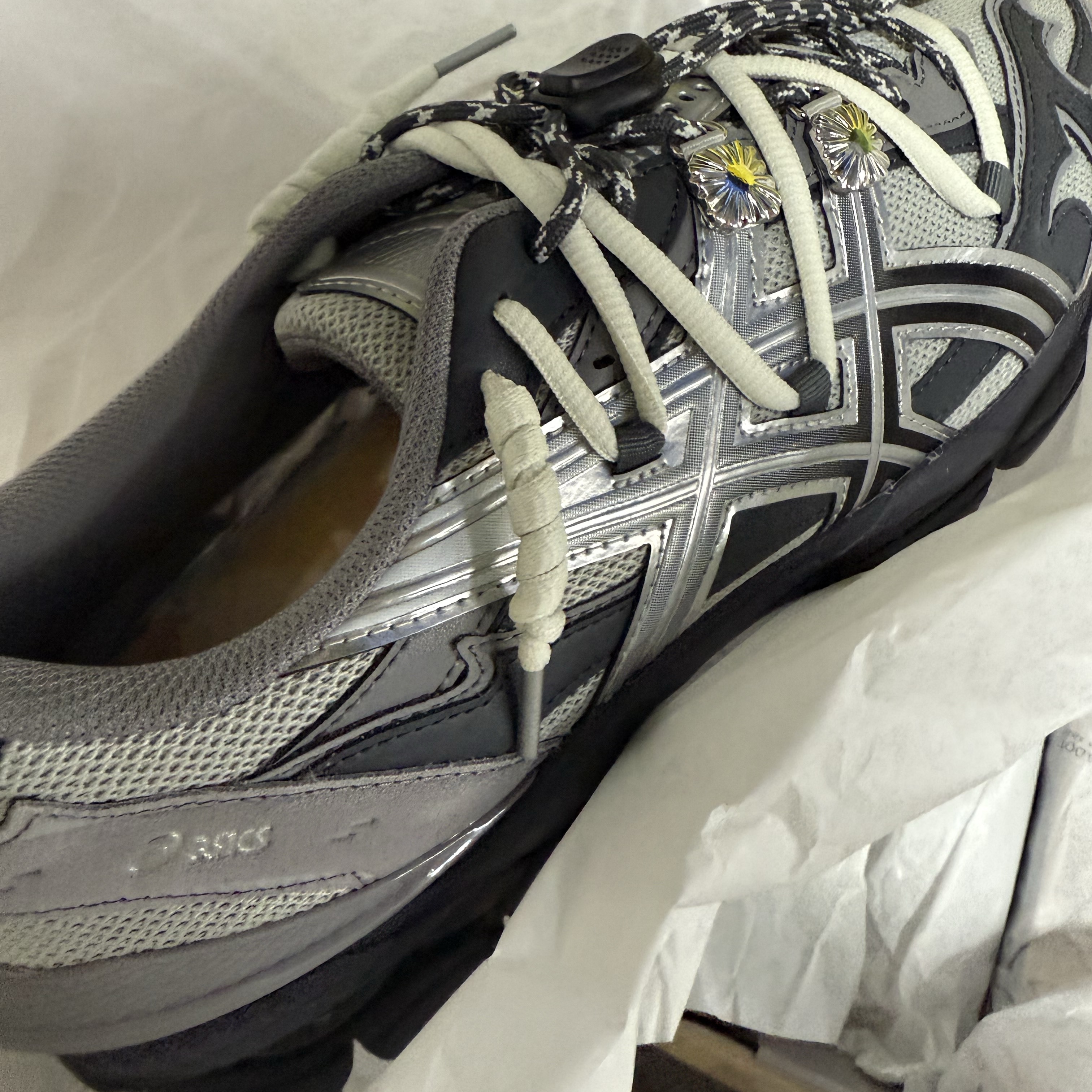 Asics x Toga Gel-Cumulus 16 TG Grey Black Pure Silver 착용 스타일
