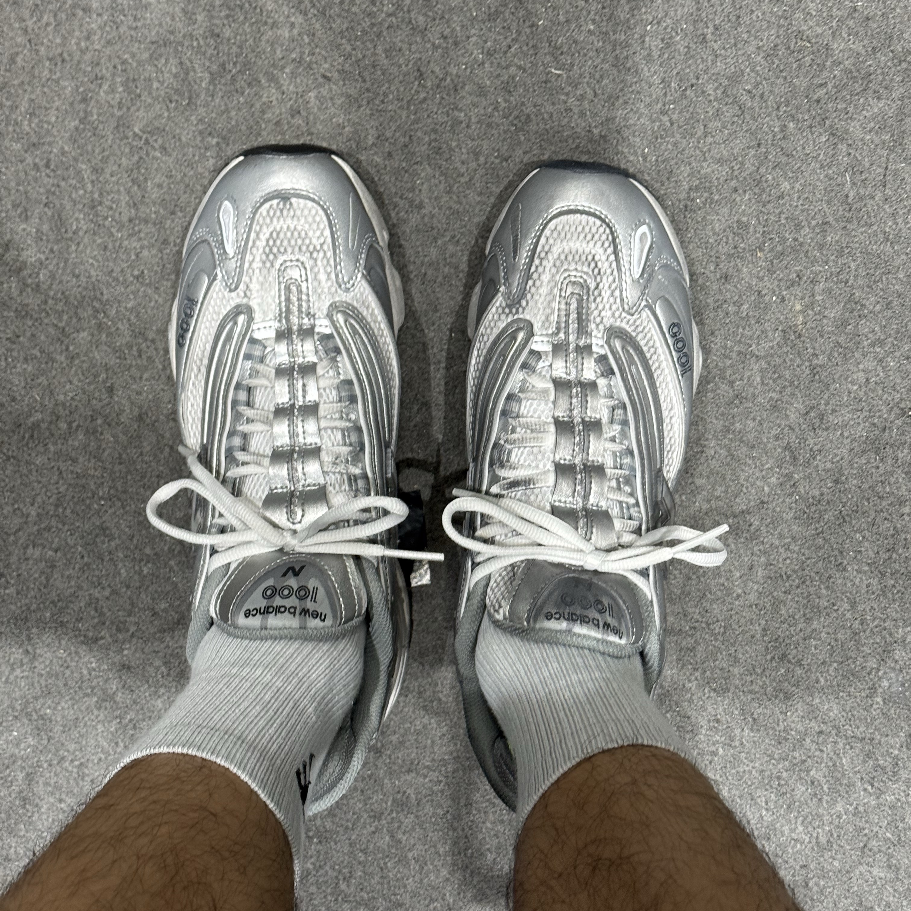 New Balance 1000 Silver Metallic Grey Matter 착용 스타일 - 2