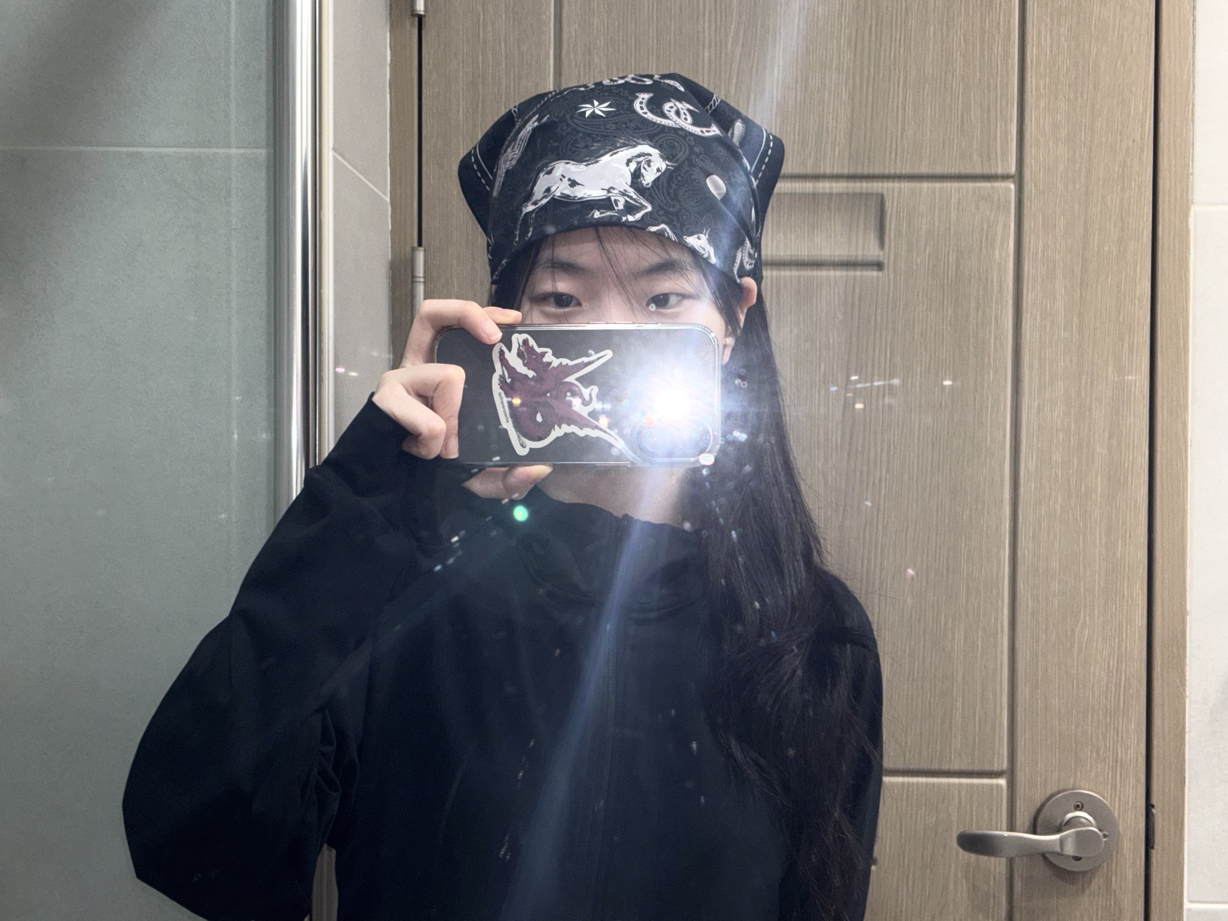 Thevinylhouse Tvh Western Pattern Bandana Navy 착용 스타일 - 2