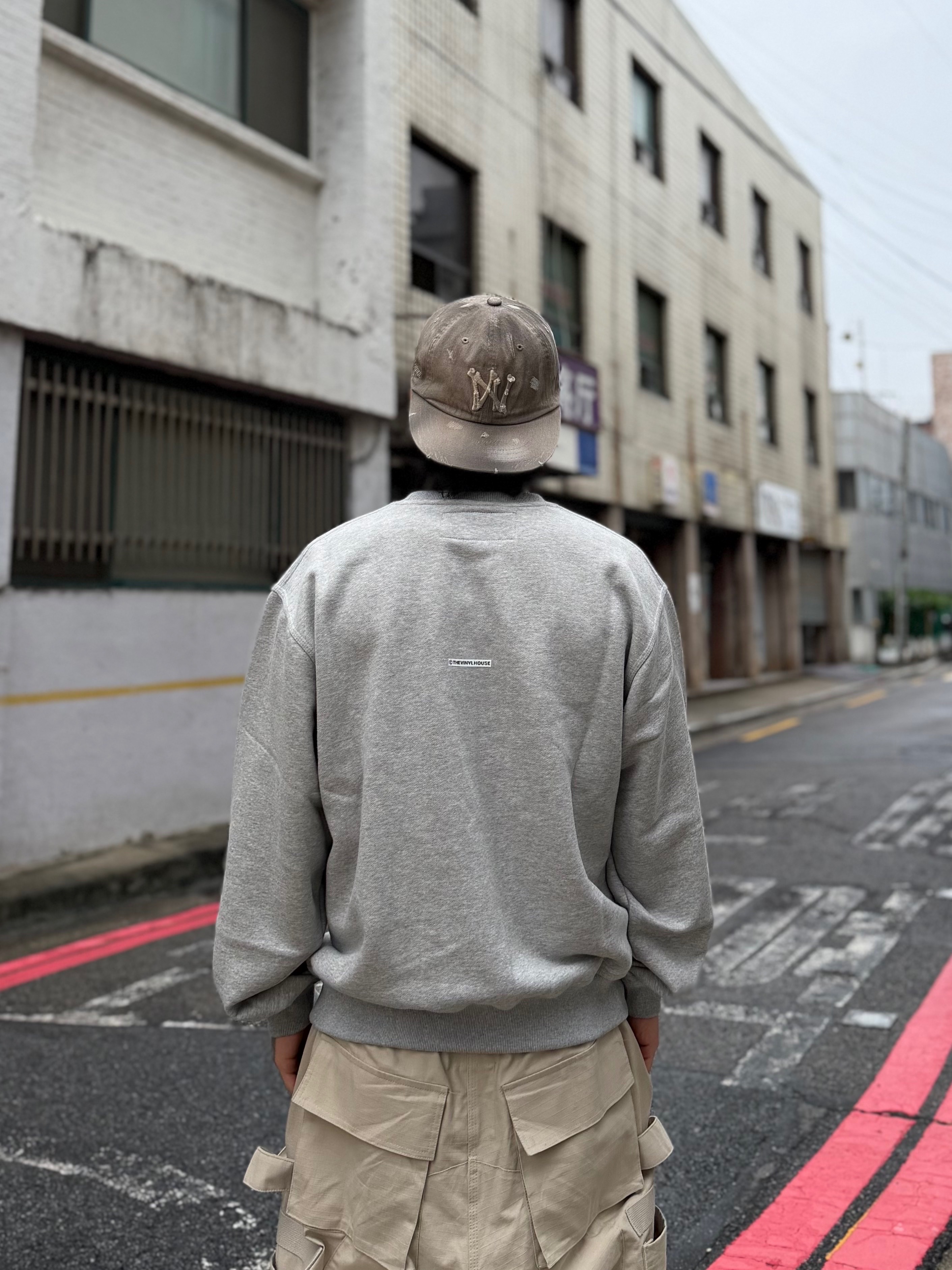 [KREAM 단독] Thevinylhouse Old West Typo Sweatshirt Grey, Wapworks Hard Knocks Cargo Pants Dune 착용 스타일 - 8