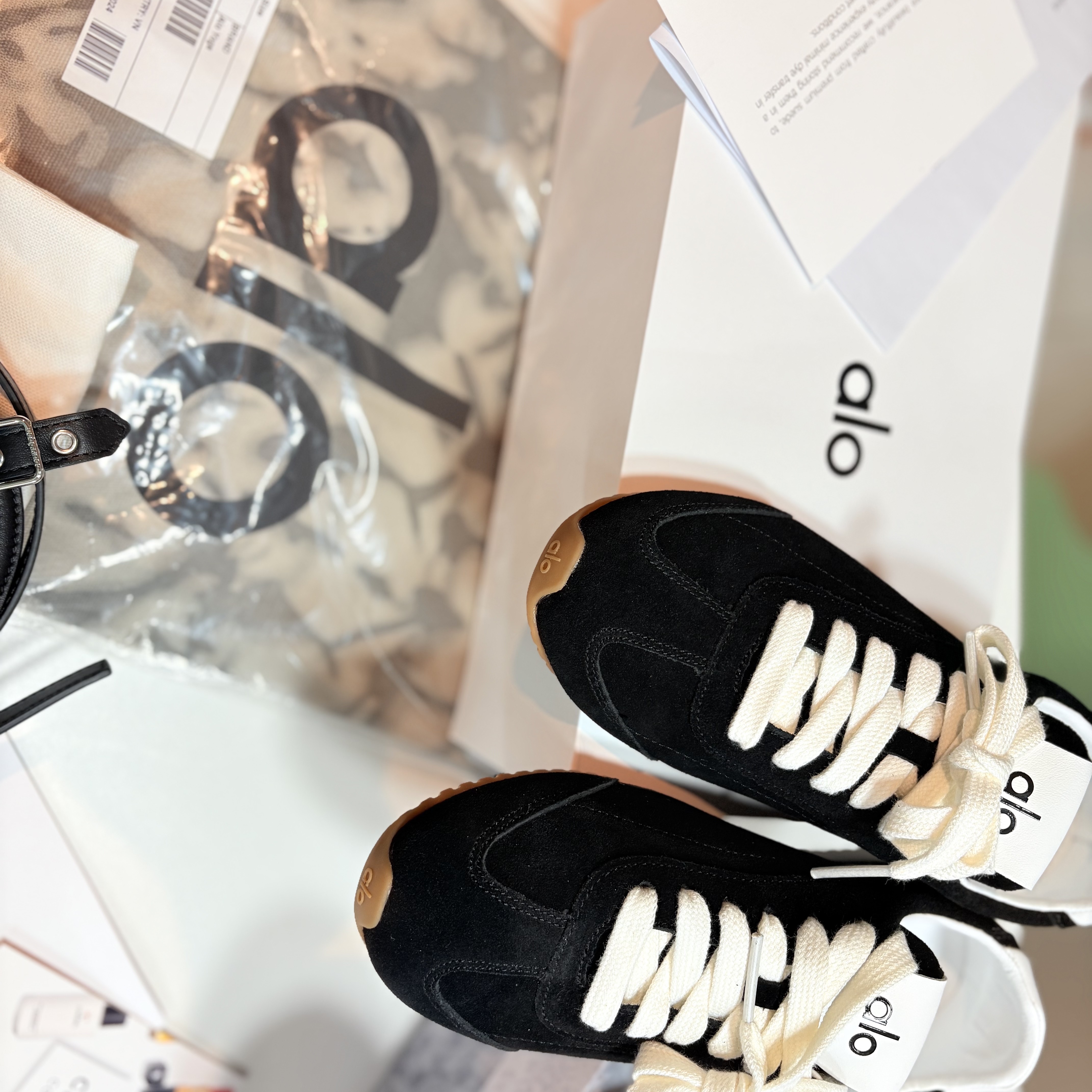 (W) Alo Yoga Sunset Sneaker Black 착용 스타일 - 2