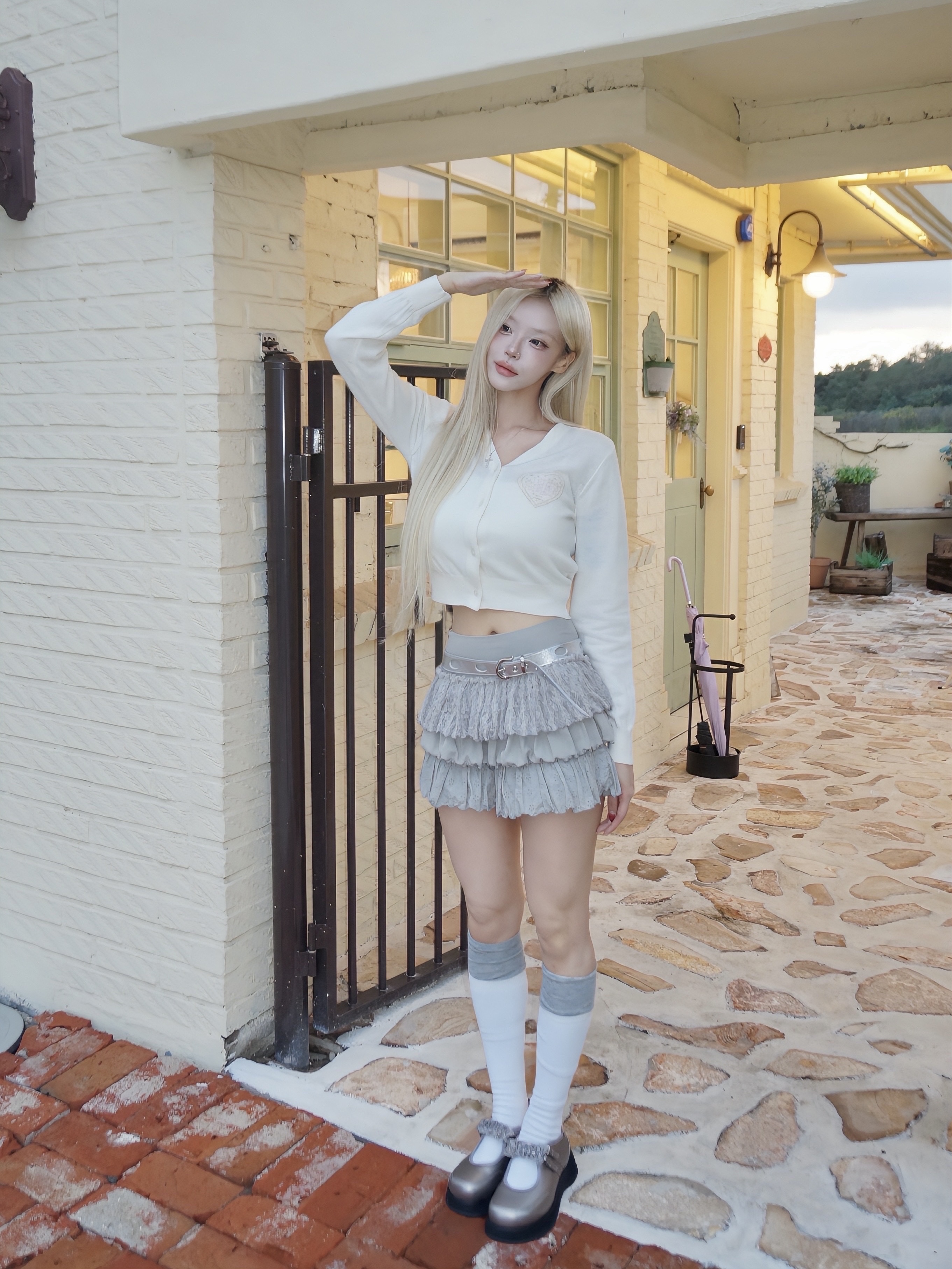 NUMBERING #3729 Round Brilliant Gradient Cross Necklace White 착용 스타일 - 7