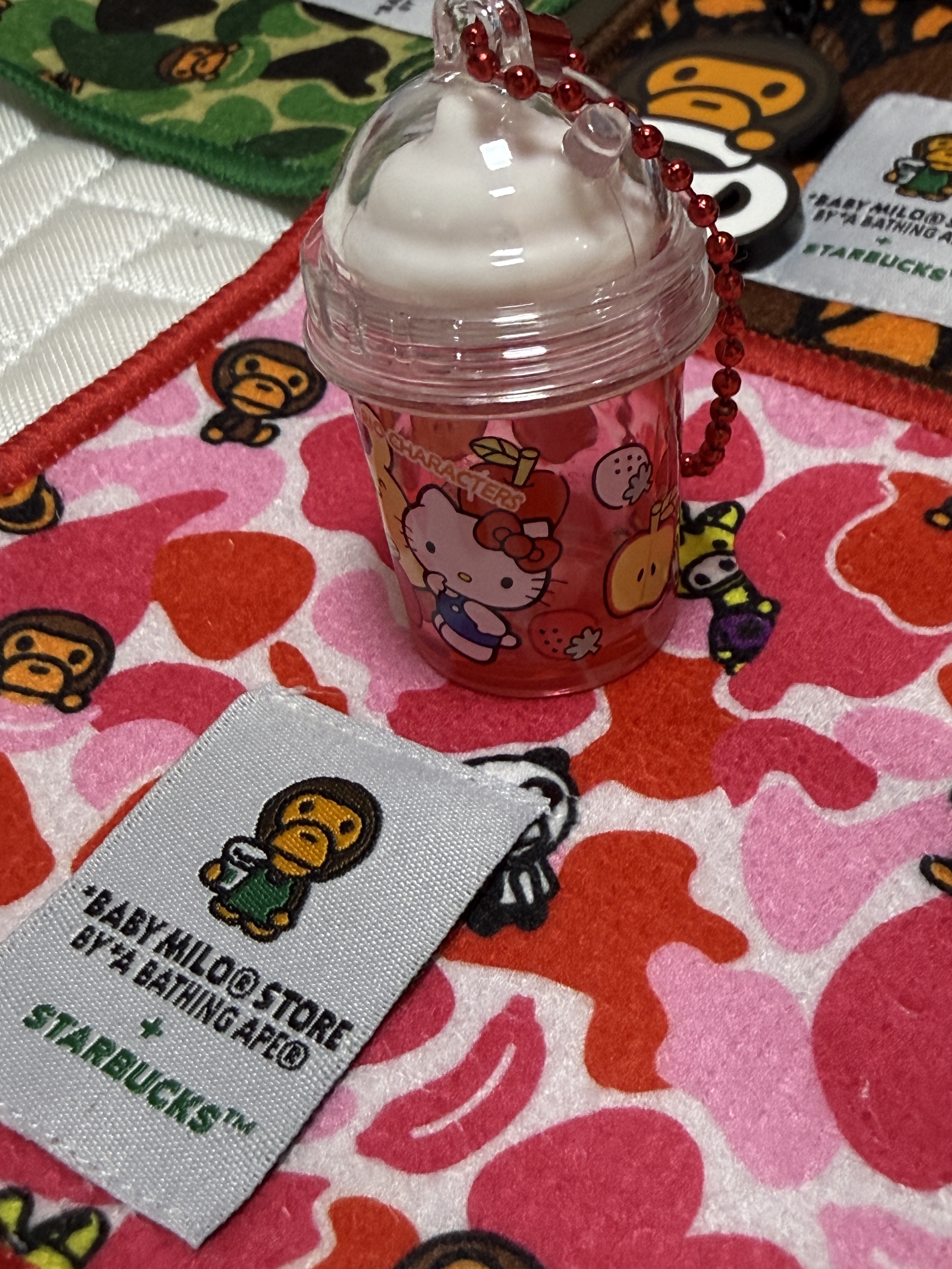 Starbucks x BAPE Baby Milo Coaster, Starbucks x BAPE Baby Milo Keychain 착용 스타일 - 3