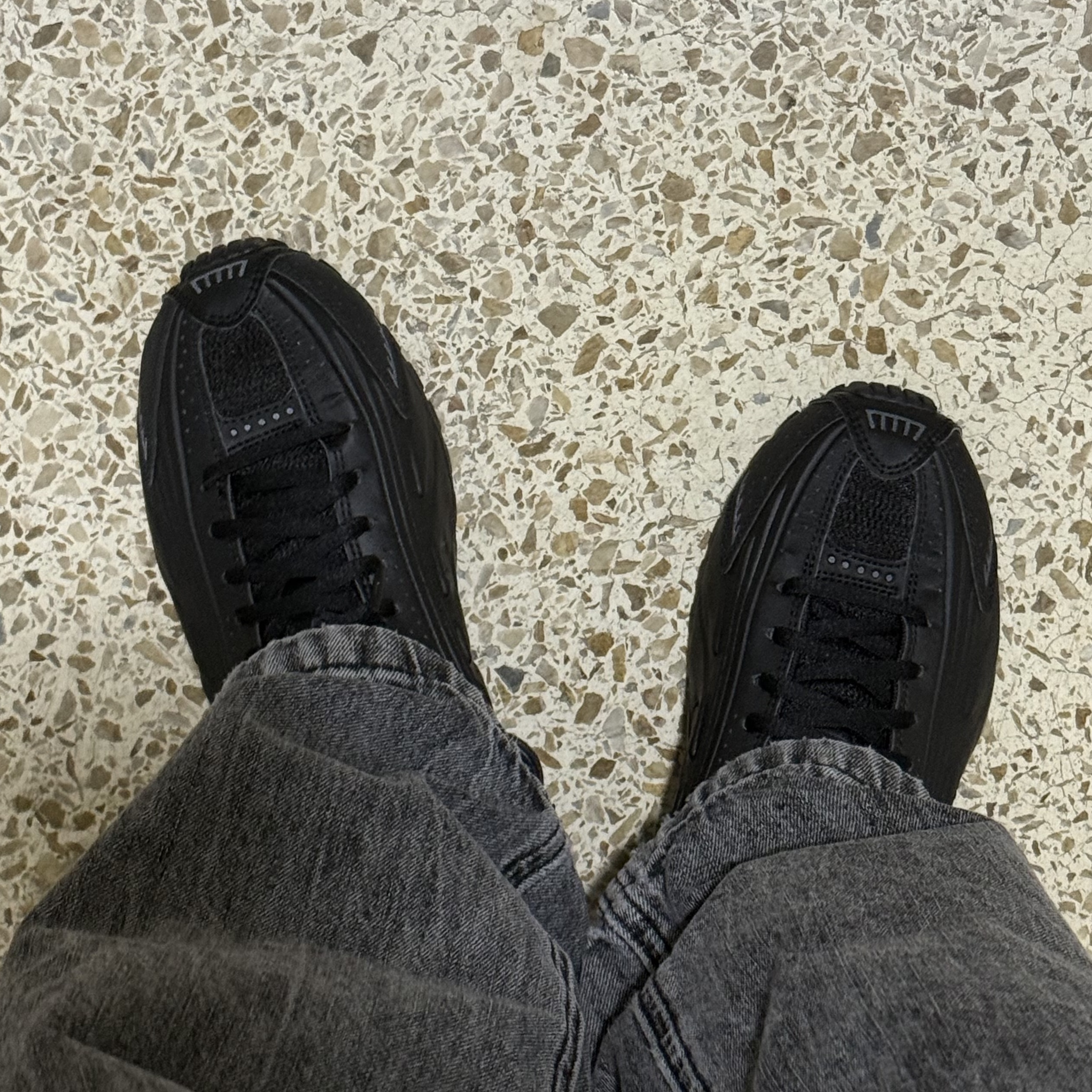 (W) Nike Shox R4 Black 착용 스타일 - 2