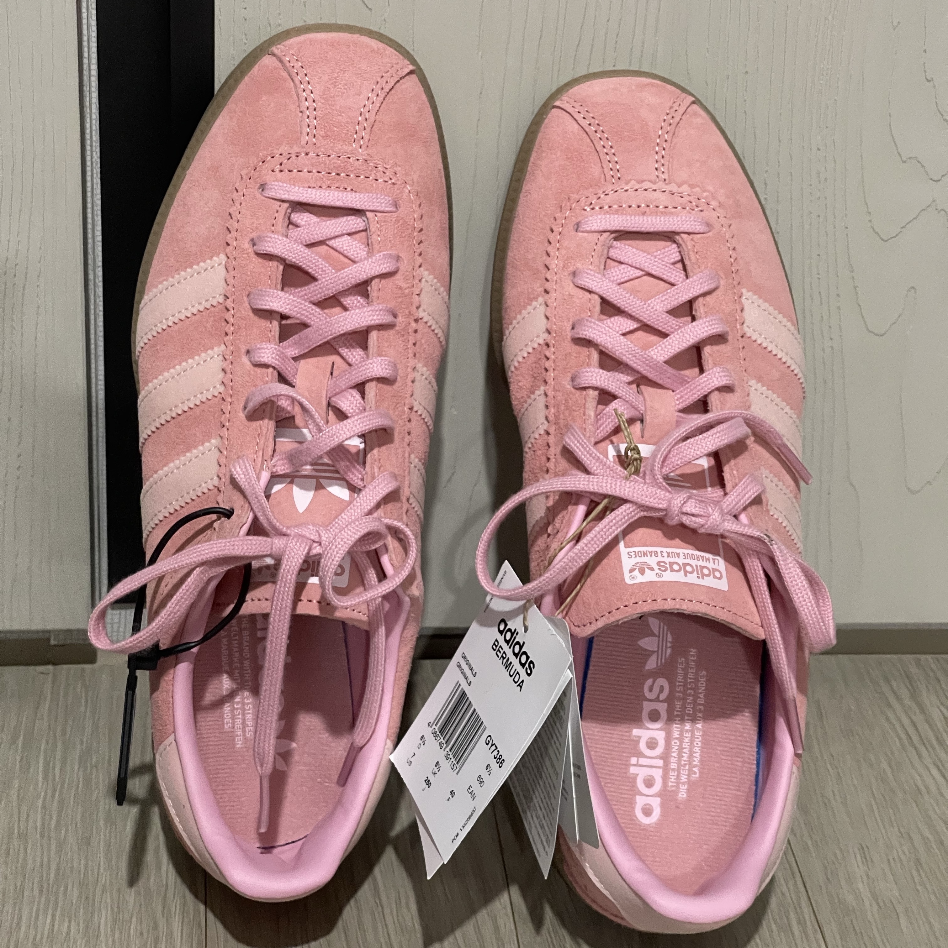 Adidas Bermuda Glow Pink 착용 스타일 - 1