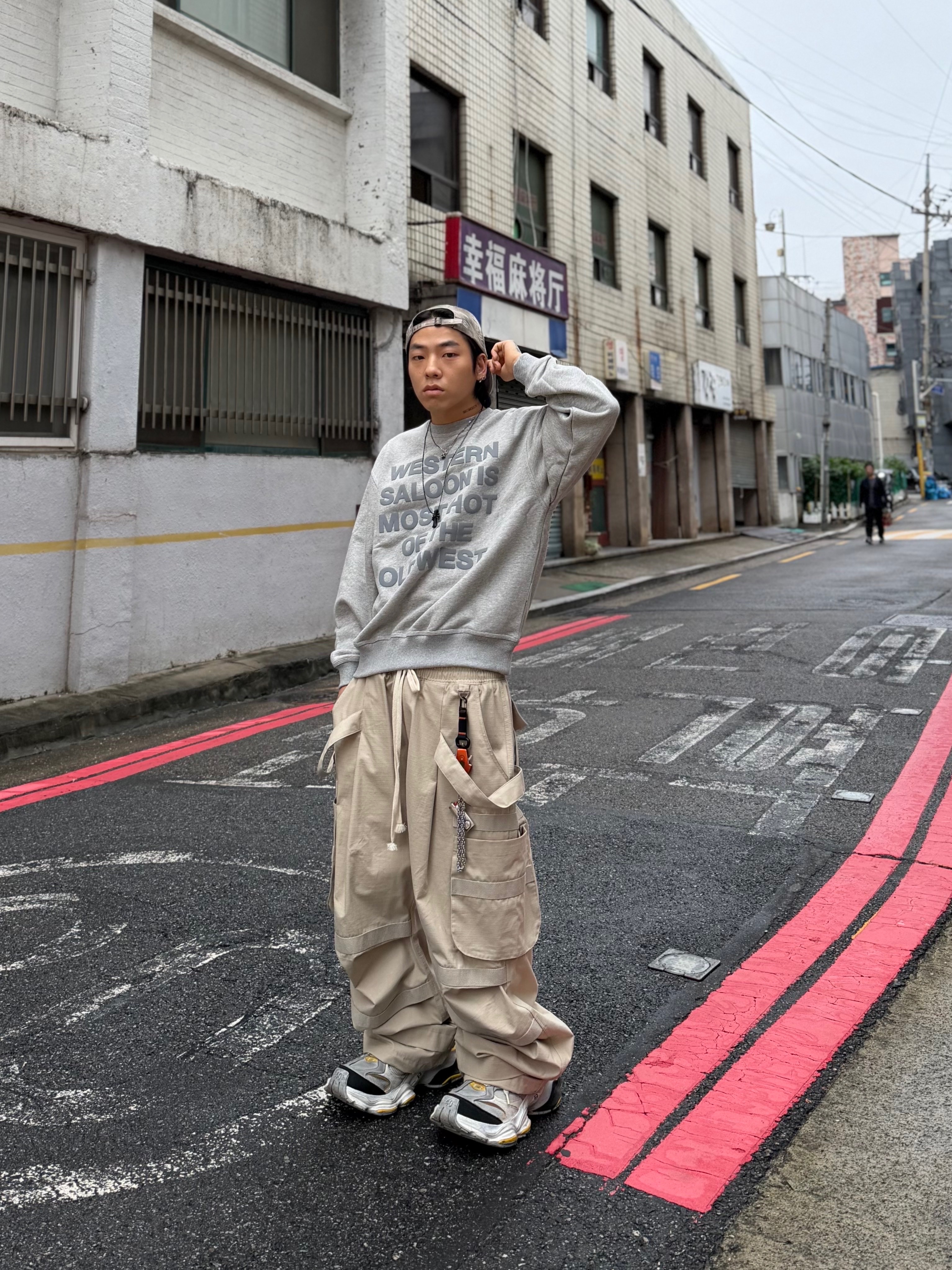 [KREAM 단독] Thevinylhouse Old West Typo Sweatshirt Grey, Wapworks Hard Knocks Cargo Pants Dune 착용 스타일 - 3