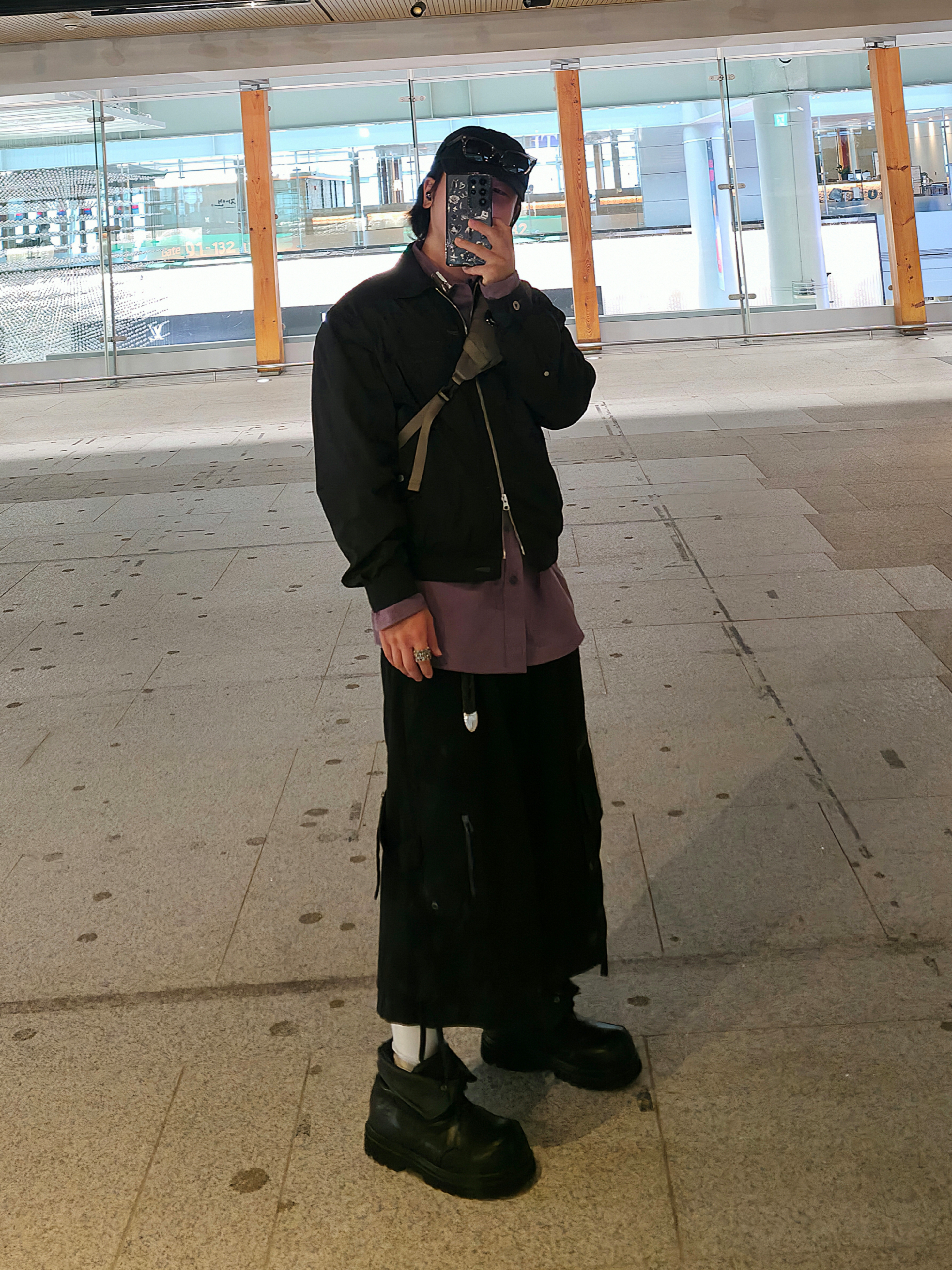 ETCE Layered Cargo Bermuda Shorts 2.0 Black, C.P. Company Nylon B Crossbody Rucksack Walnut Beige - 24FW 착용 스타일 - 3