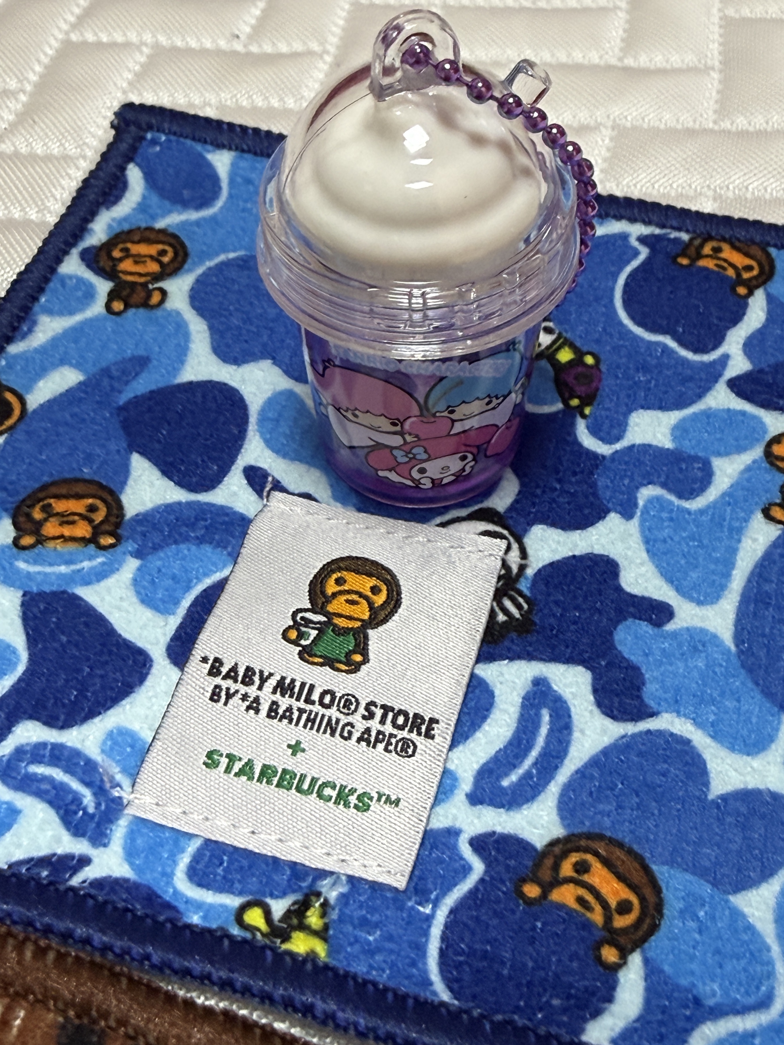 Starbucks x BAPE Baby Milo Coaster, Starbucks x BAPE Baby Milo Keychain 착용 스타일 - 6