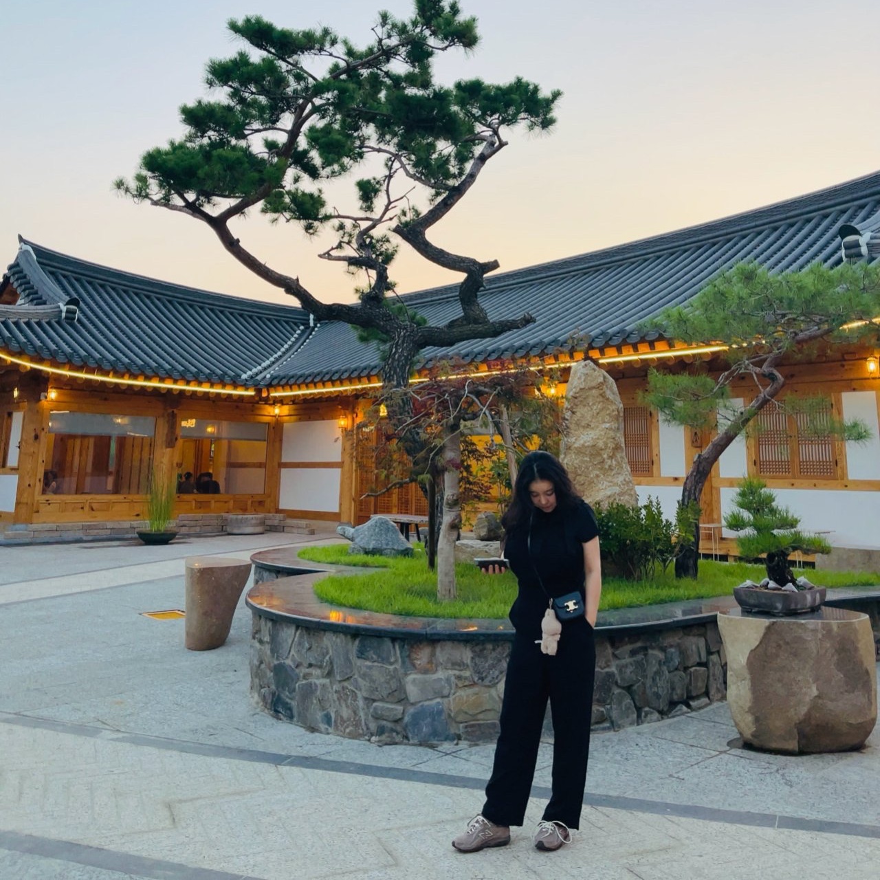 Celine Mini Claude in Shiny Calfskin Black, New Balance 204L Suede Mushroom Arid Stone 착용 스타일