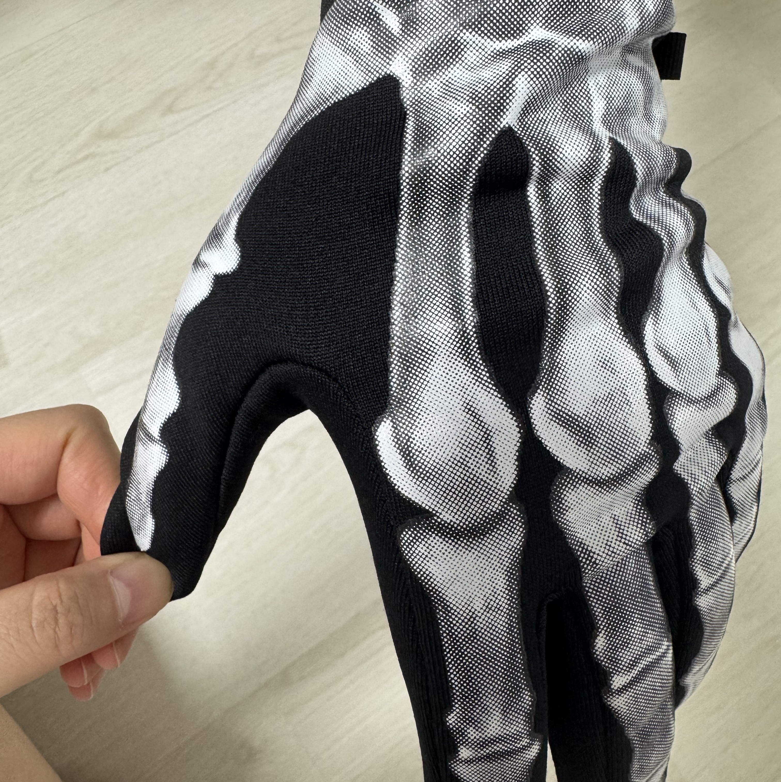 Palace Polartec Boney Gloves Black - 25FW 착용 스타일