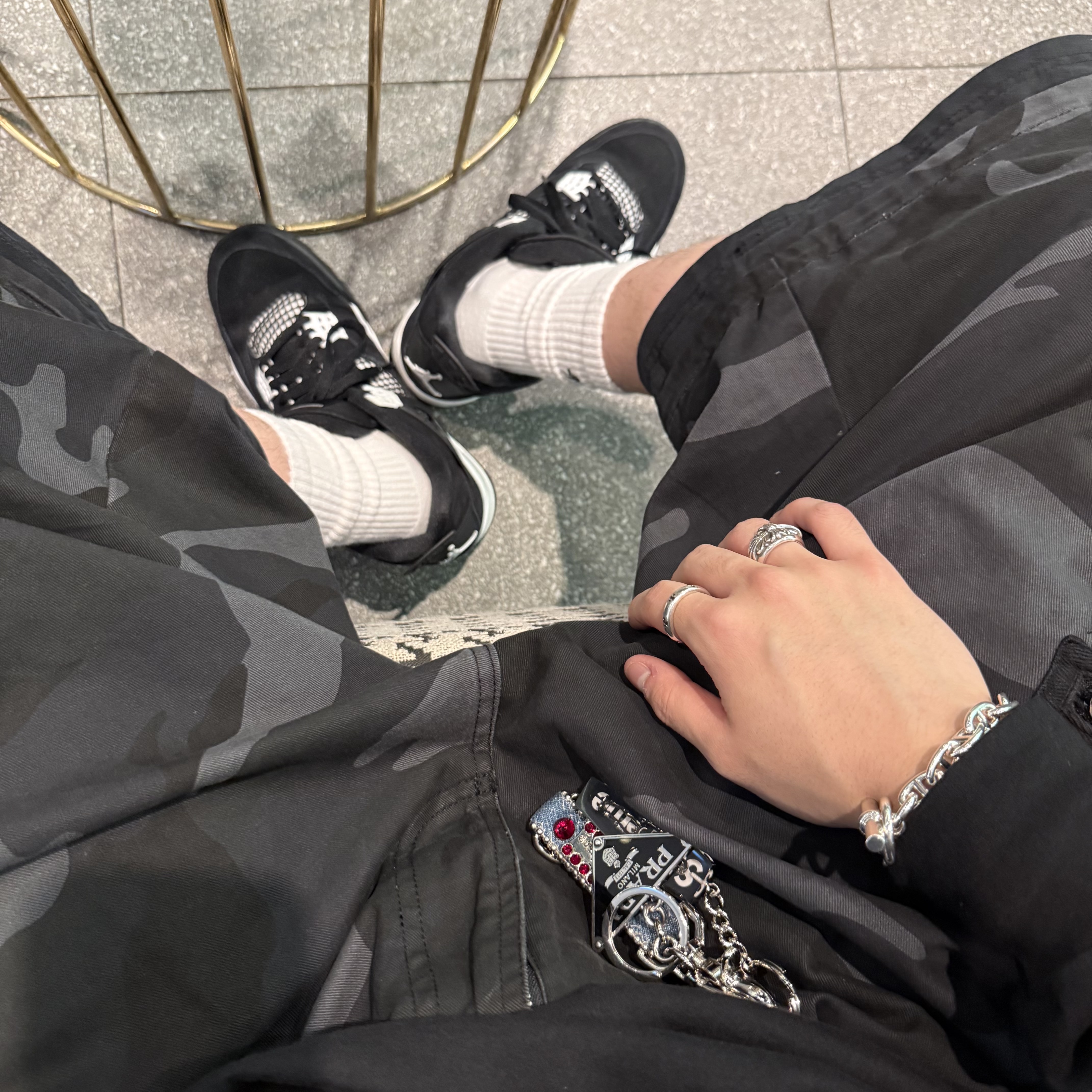 ETCE Layered Cargo Bermuda Shorts 2.0 Camo, Chrome Hearts Scroll Logo LS T-Shirt Black 착용 스타일 - 2