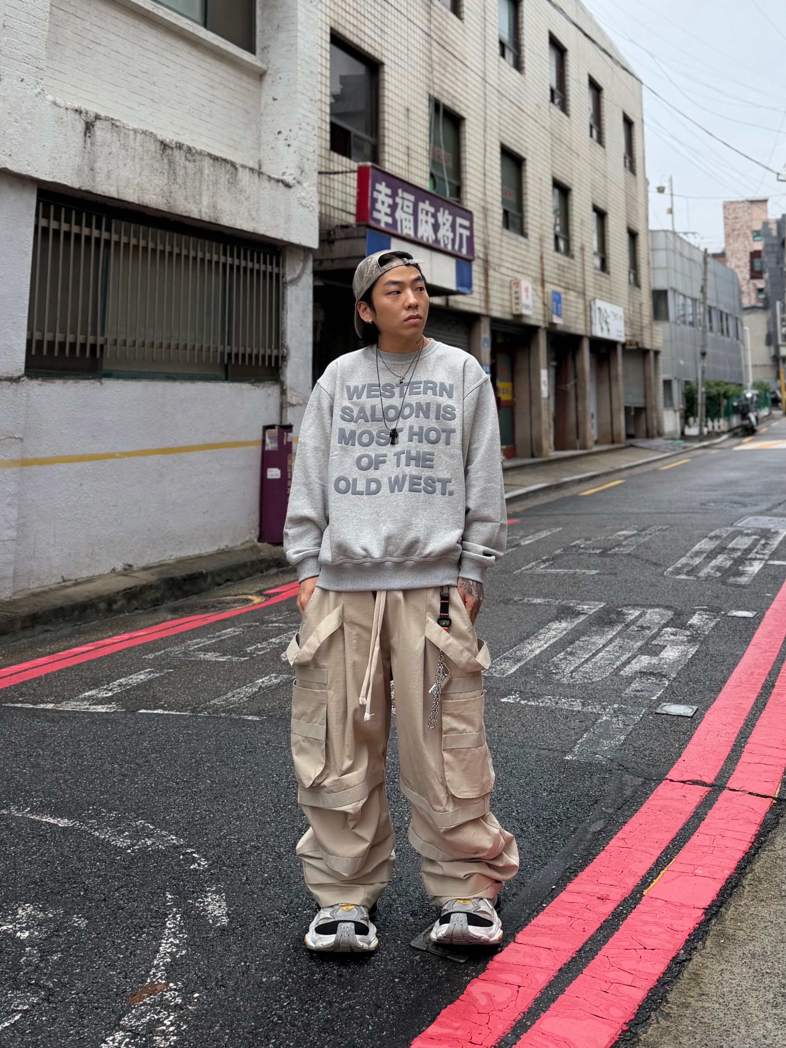 [KREAM 단독] Thevinylhouse Old West Typo Sweatshirt Grey, Wapworks Hard Knocks Cargo Pants Dune 착용 스타일 - 6