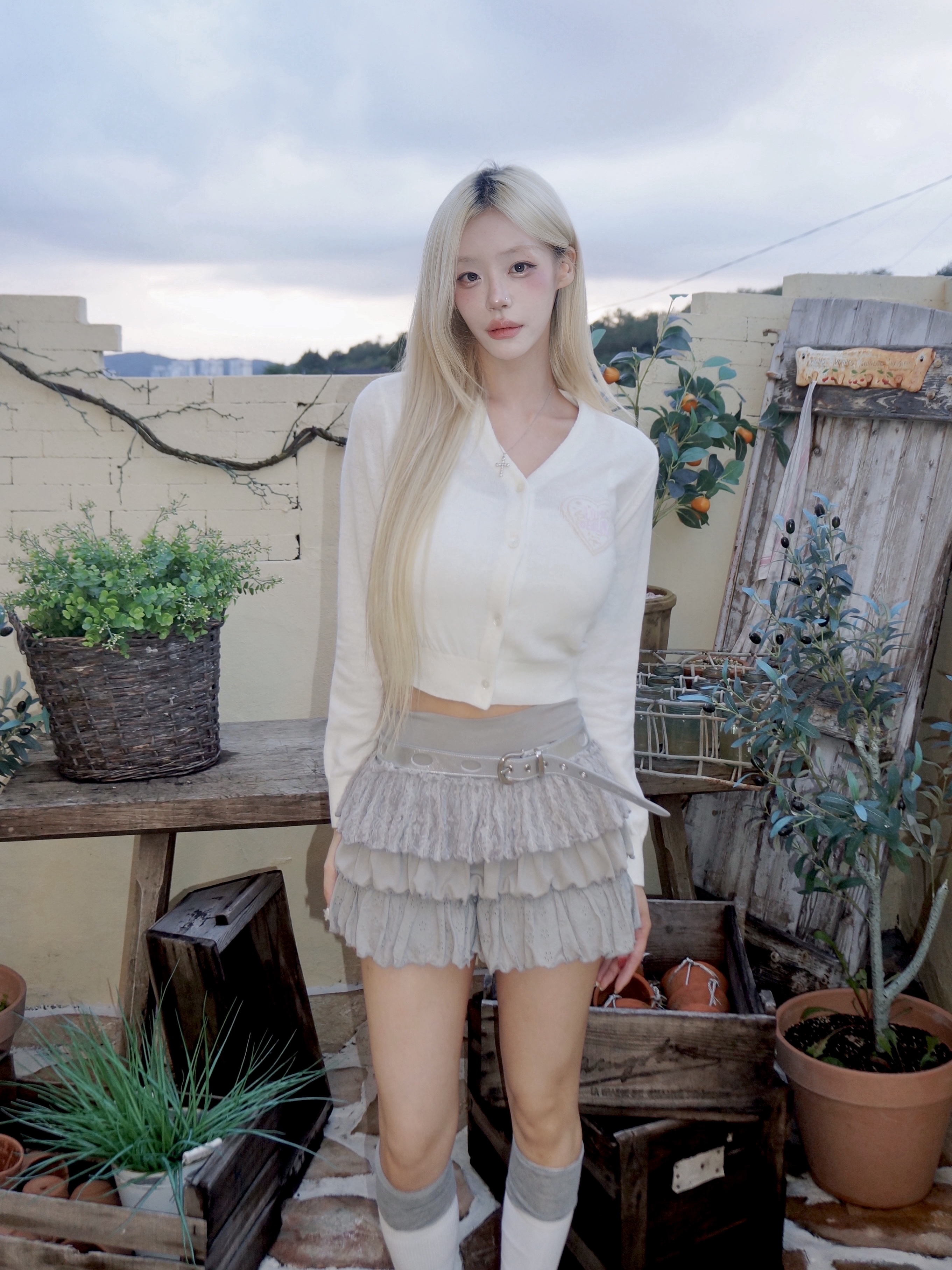 NUMBERING #3729 Round Brilliant Gradient Cross Necklace White 착용 스타일 - 1