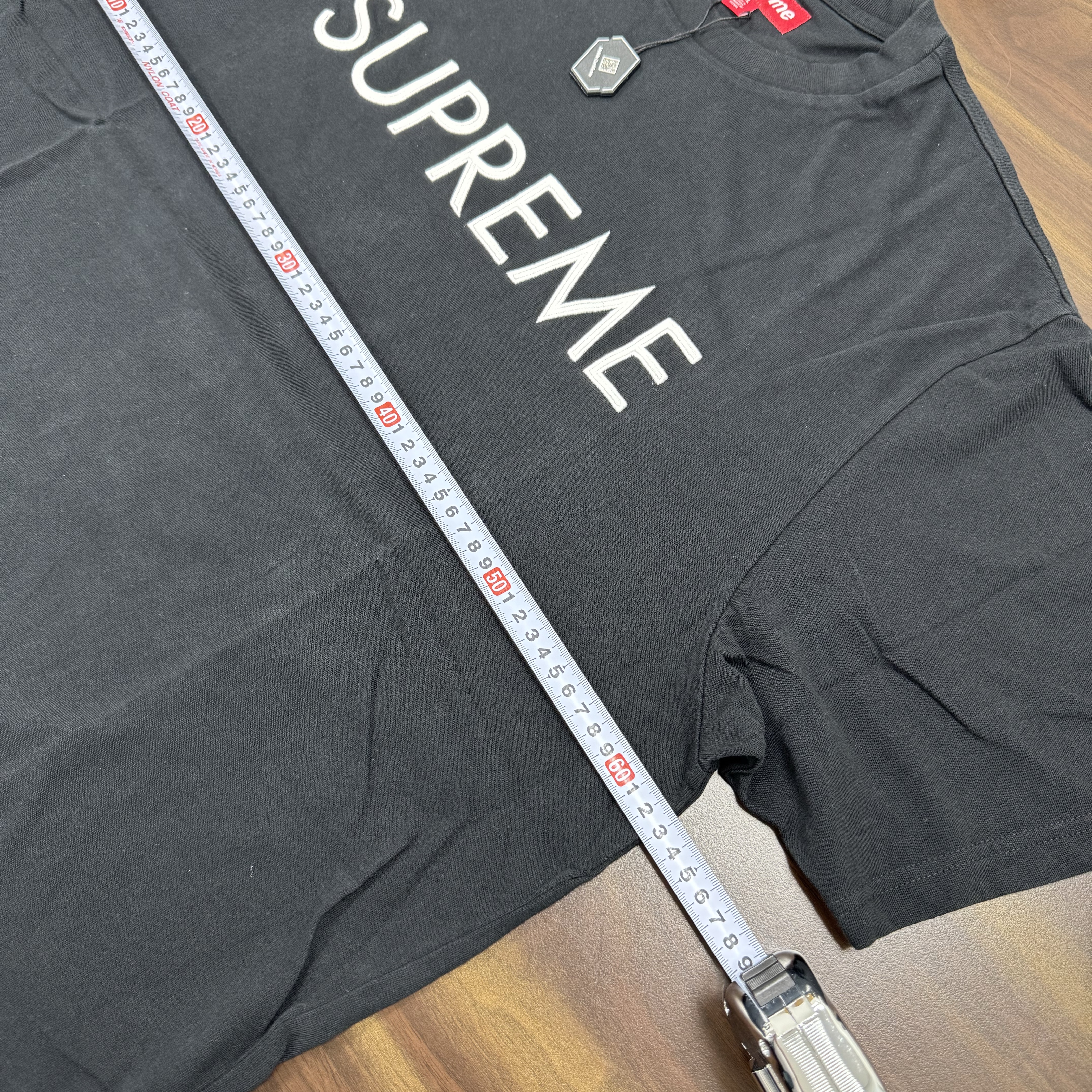 Supreme Capital S/S Top Black - 25SS 착용 스타일 - 1