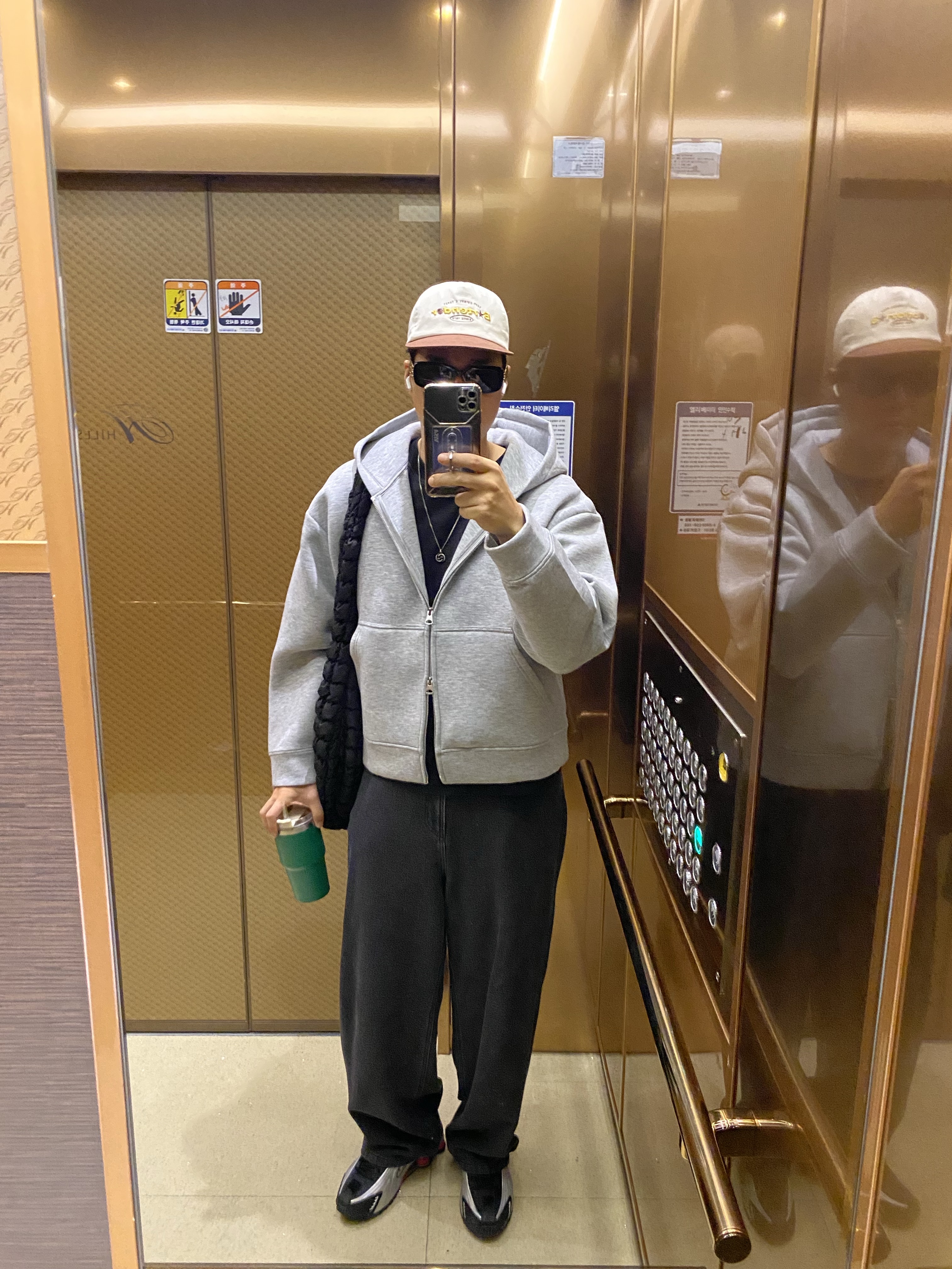 Nike Shox R4 Metallic Silver Red, COS Quilted Oversized Shoulder Bag Black 착용 스타일