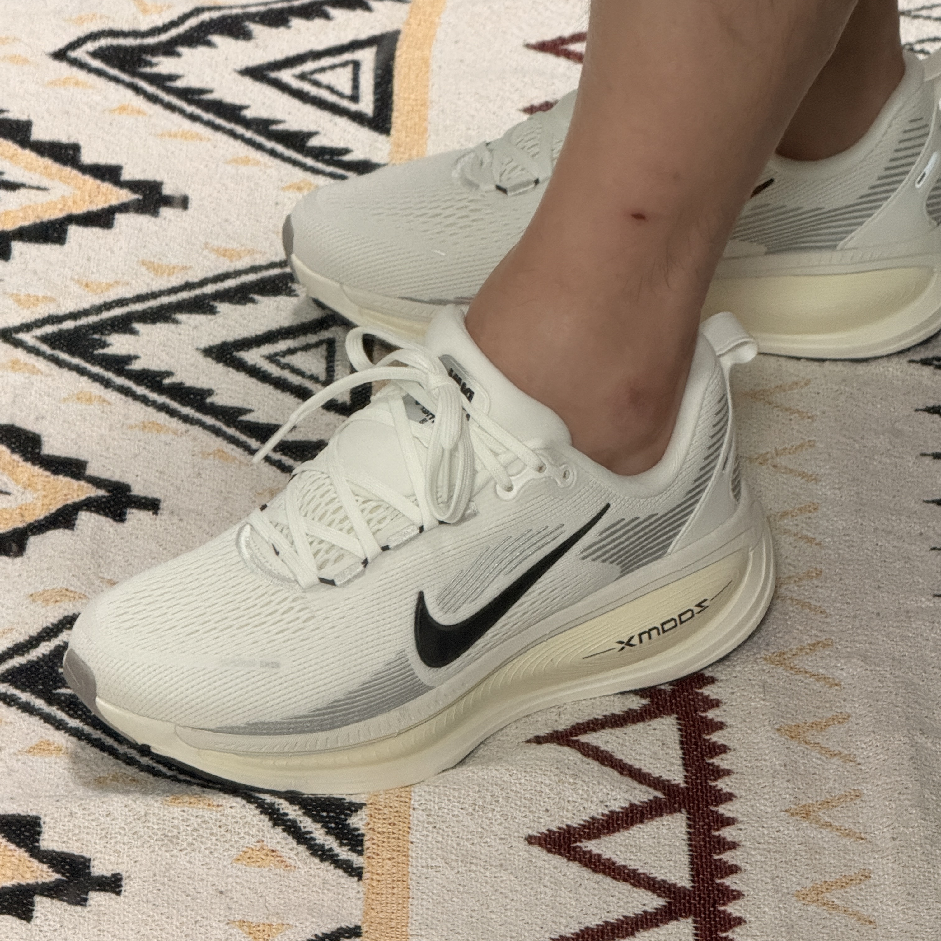 Nike Vomero 18 Summit White Coconut Milk 착용 스타일