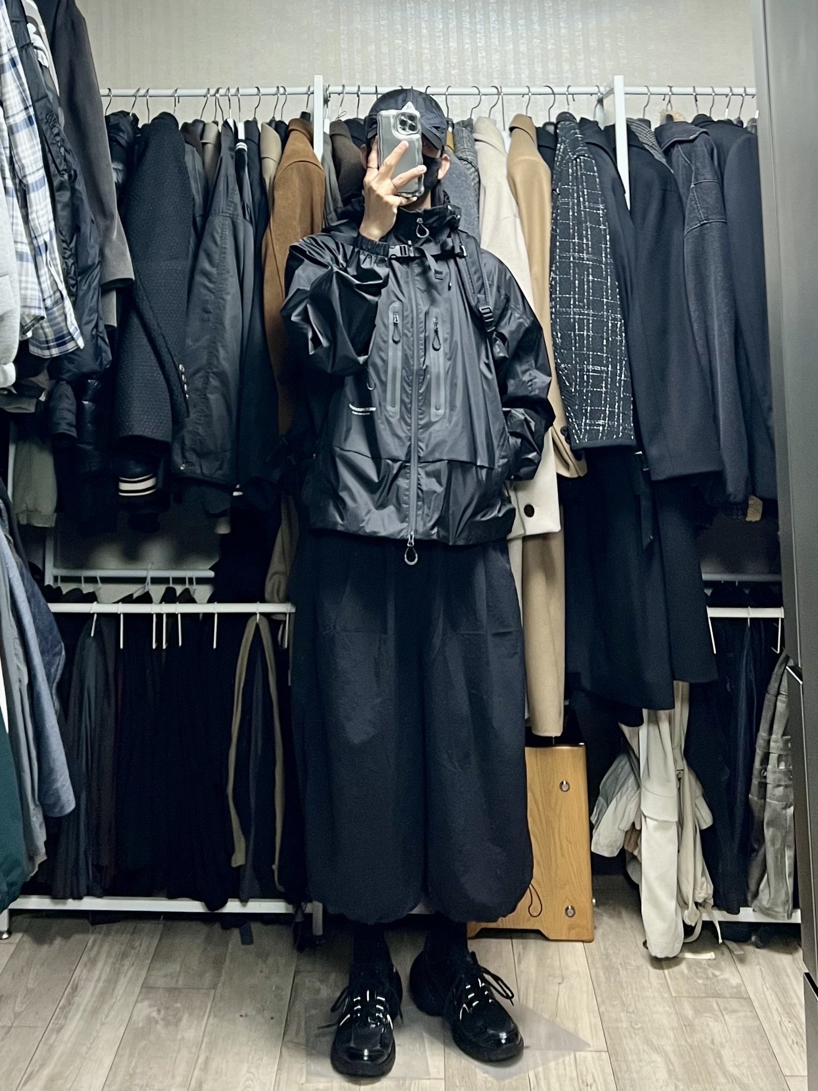 Nike ACG Trail Cap Black, Givenchy TK-MX Runner Sneakers in Mesh Black 착용 스타일