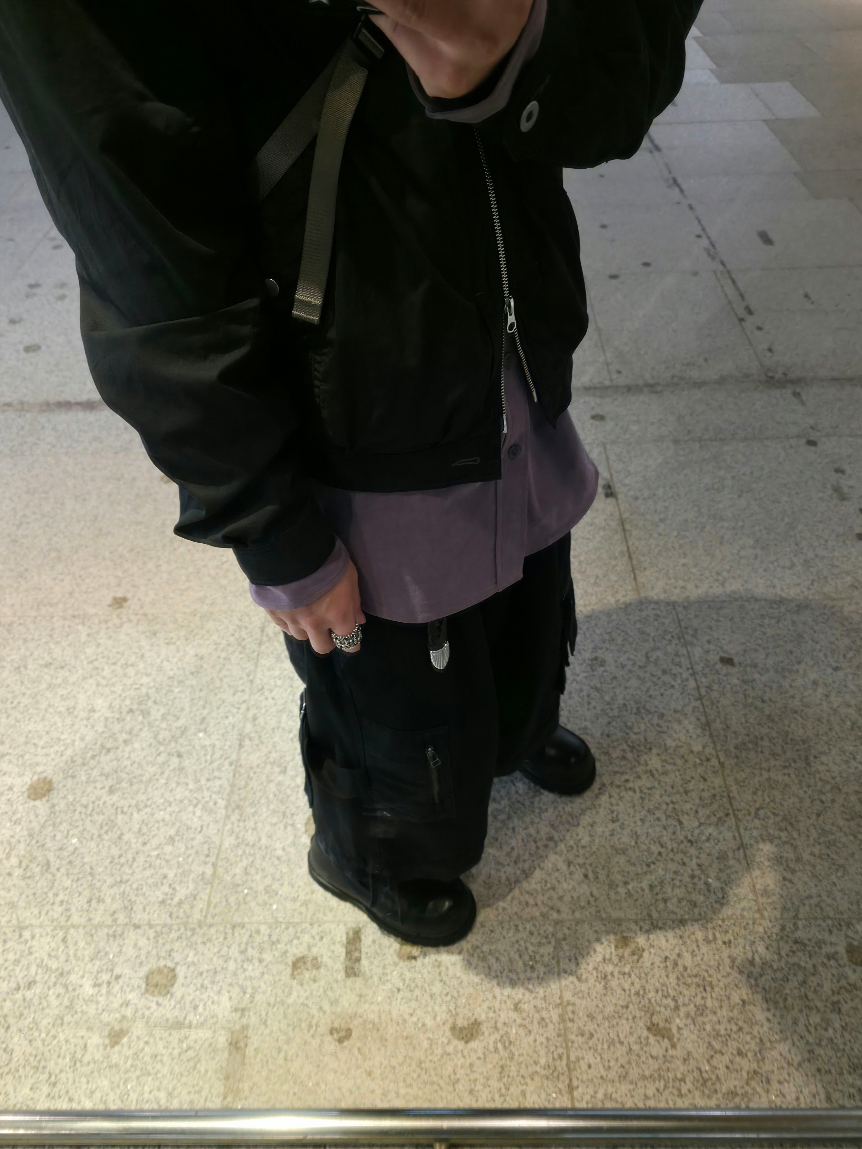 ETCE Layered Cargo Bermuda Shorts 2.0 Black, C.P. Company Nylon B Crossbody Rucksack Walnut Beige - 24FW 착용 스타일 - 4
