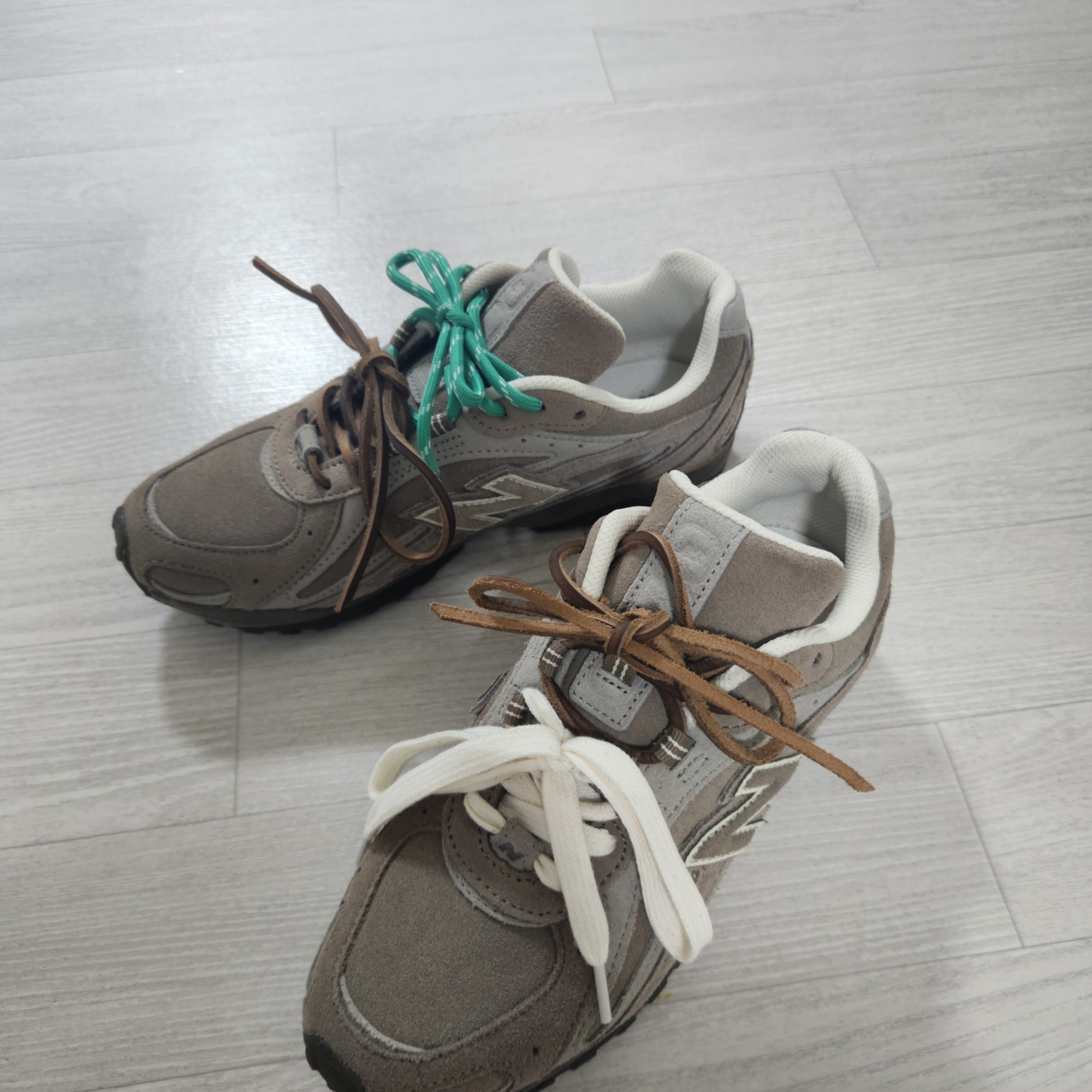 New Balance 204L Suede Mushroom Arid Stone 착용 스타일 - 1