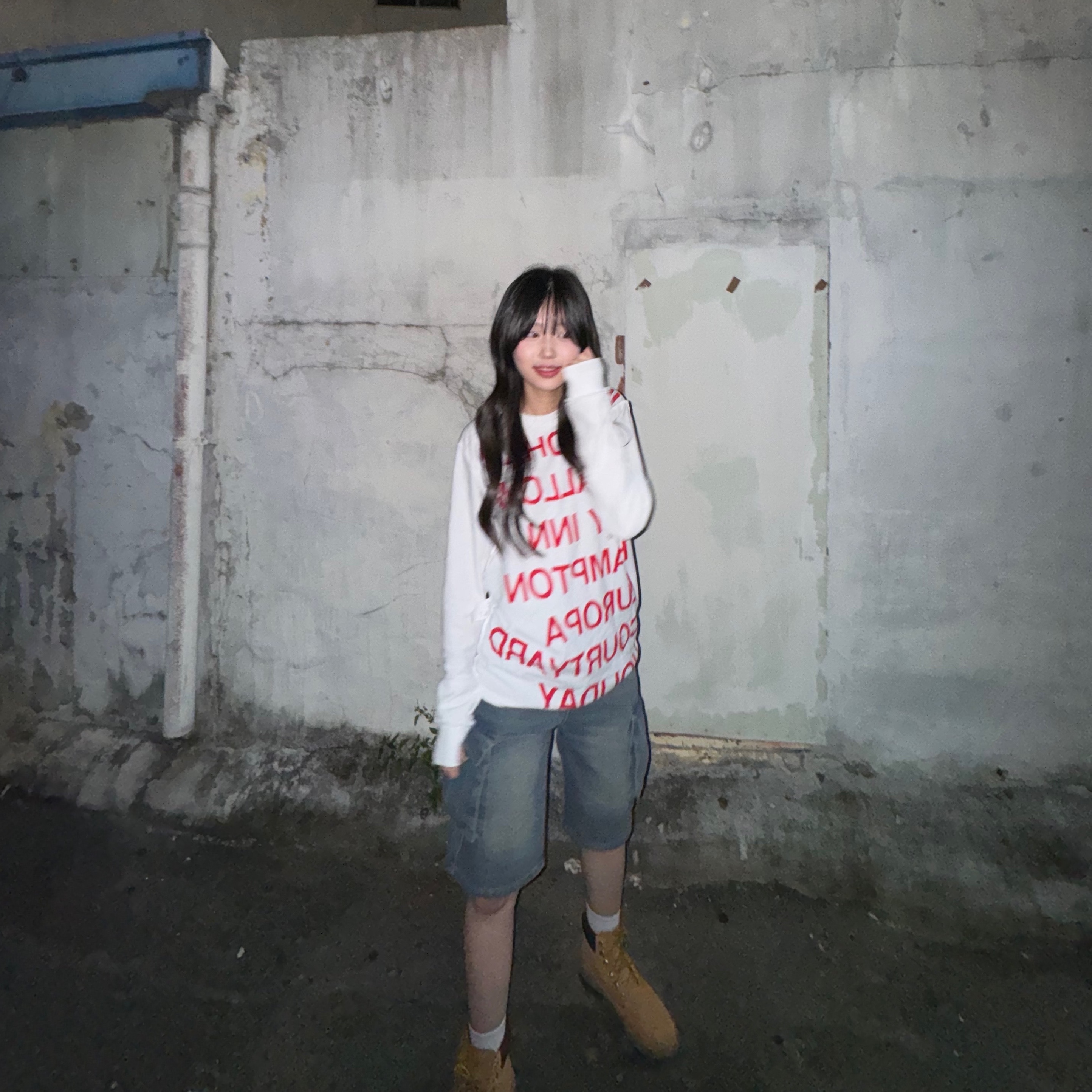 [KREAM 단독] Safarispot Highway Inn LS T-Shirt White Red 착용 스타일 - 2