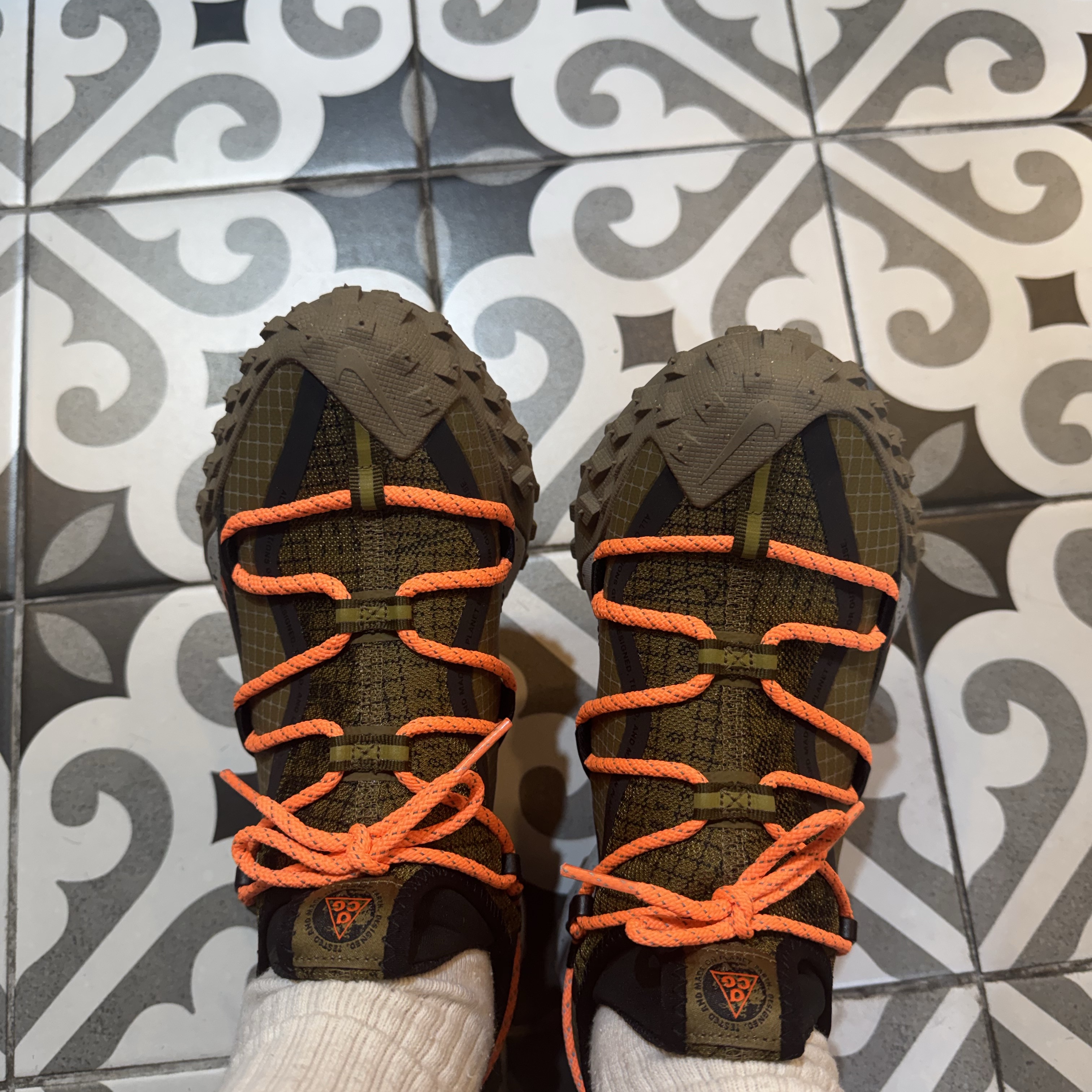 Nike ACG Mountain Fly Low Gore-Tex SE Hazel Rush 착용 스타일 - 2